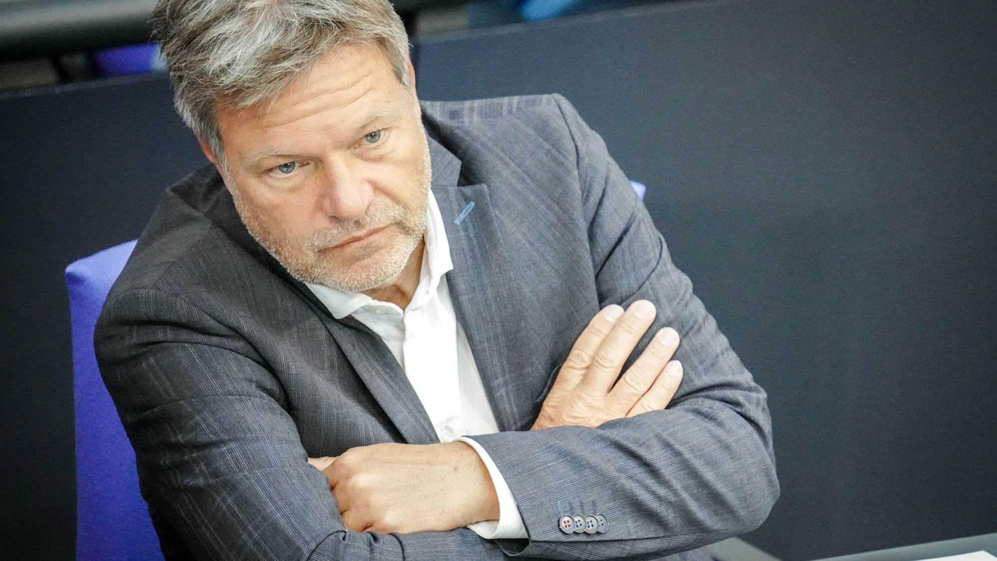 Robert Habeck (Bündnis 90/Die Grünen), Bundesminister für Wirtschaft und Klimaschutz, nimmt an der Sitzung des Bundestags mit der ersten Lesung des Gesetzes zur Steigerung der Energieeffizienz teil.