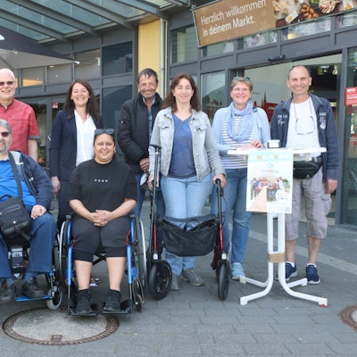 Welt-MS-Tag, Organisatoren der Veranstaltung mit Georg Pellinnis (v.2.v.l.), Ralf Sachser (h.2.v.l.) und Larissa Weber (h.3.v.l.)