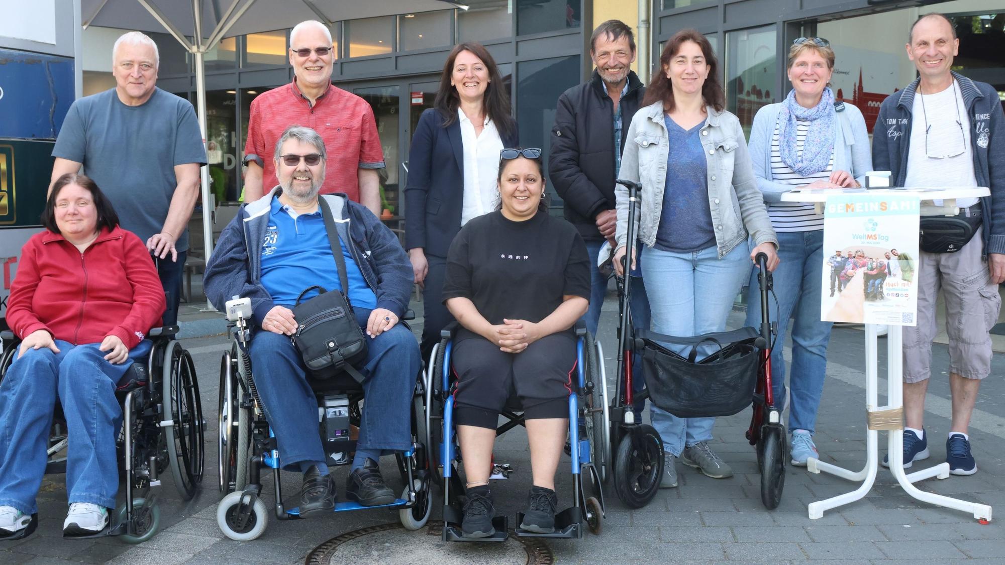 Welt-MS-Tag, Organisatoren der Veranstaltung mit Georg Pellinnis (v.2.v.l.), Ralf Sachser (h.2.v.l.) und Larissa Weber (h.3.v.l.)