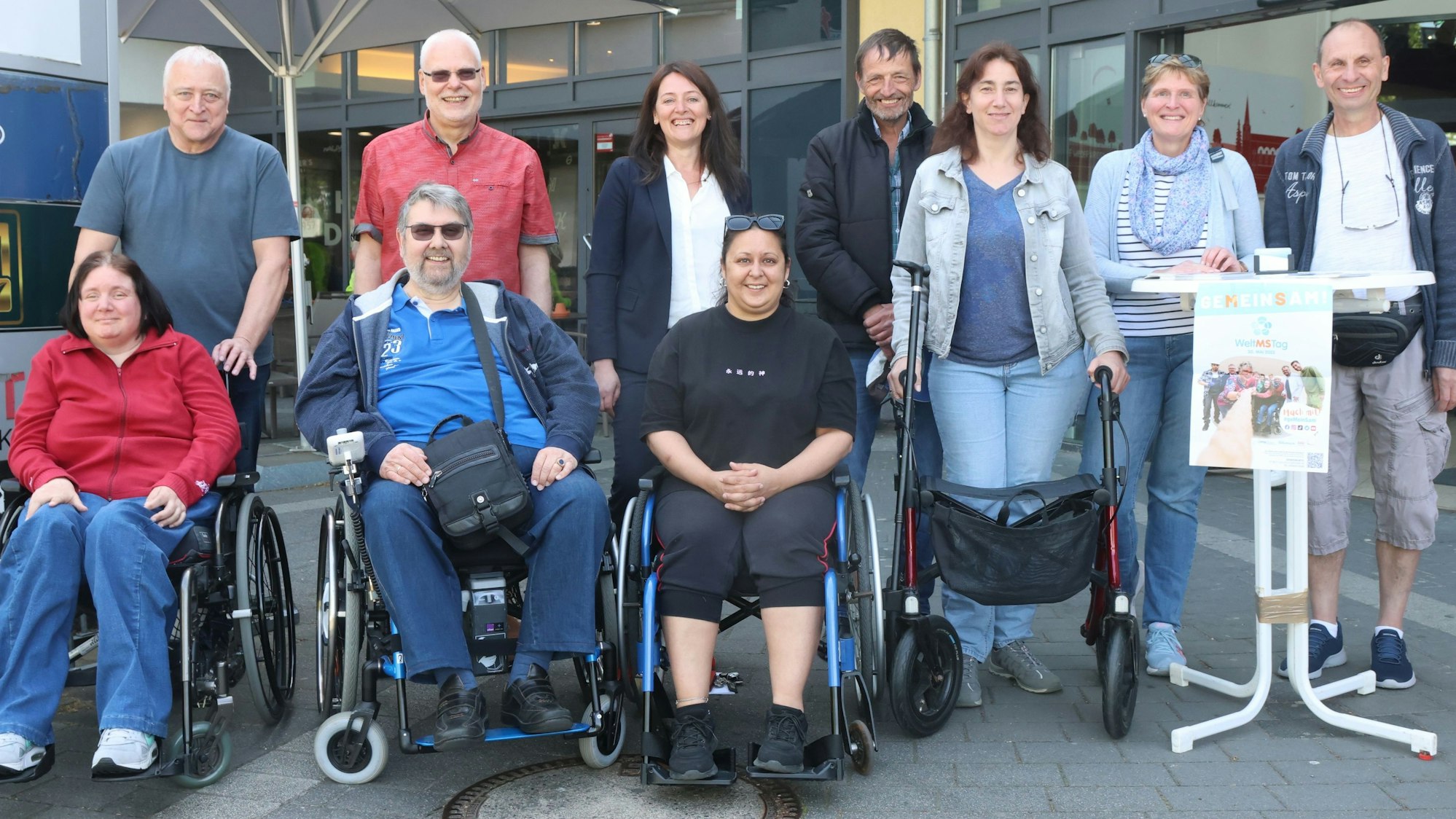 Welt-MS-Tag, Organisatoren der Veranstaltung mit Georg Pellinnis (v.2.v.l.), Ralf Sachser (h.2.v.l.) und Larissa Weber (h.3.v.l.)