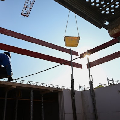 Auf einer Baustelle in Stuttgart für Wohnungen und Sozialwohnungen arbeiten Bauarbeiter am Rohbau.