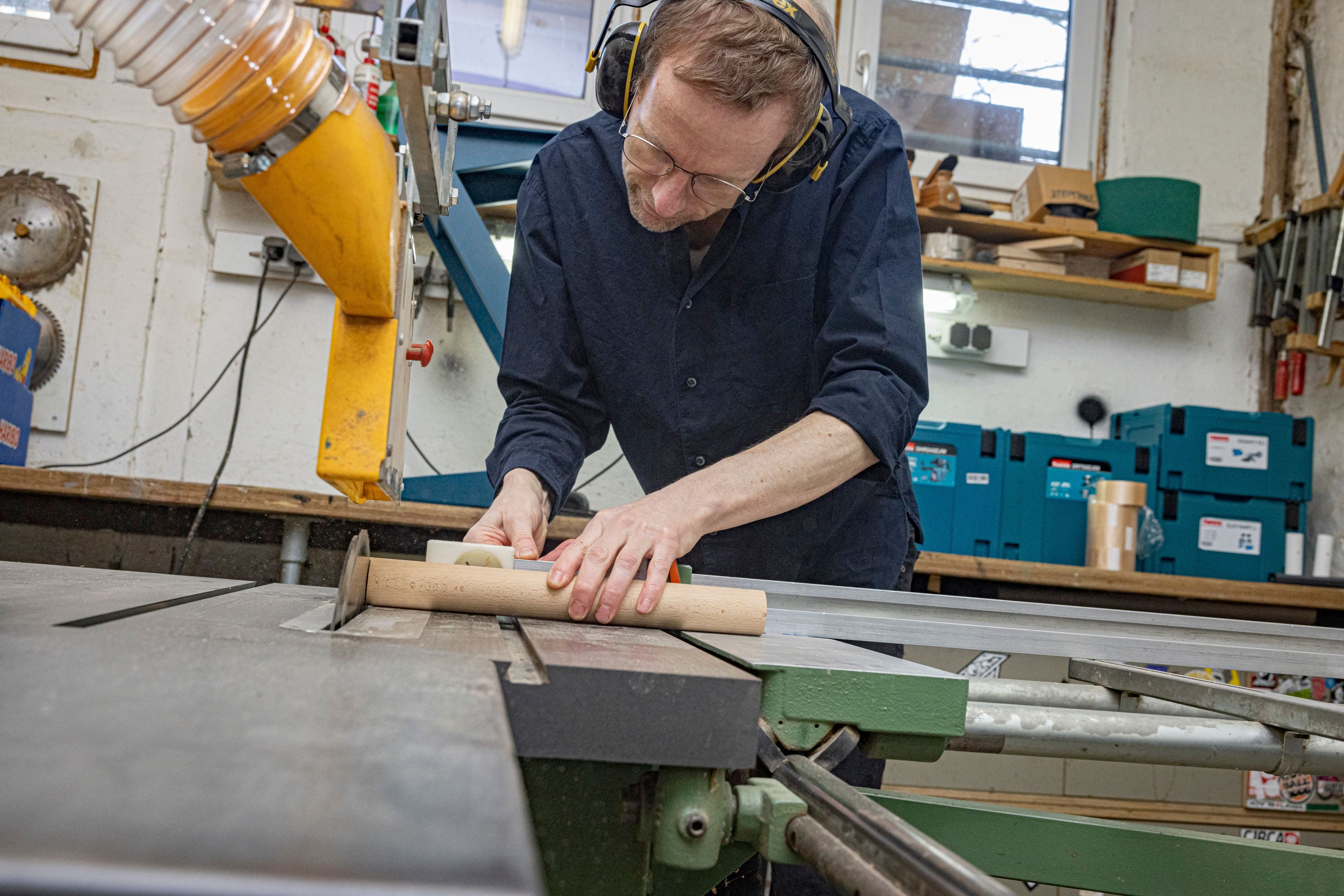 Jörg Mennickheim bearbeitet ein Stück Holz.
