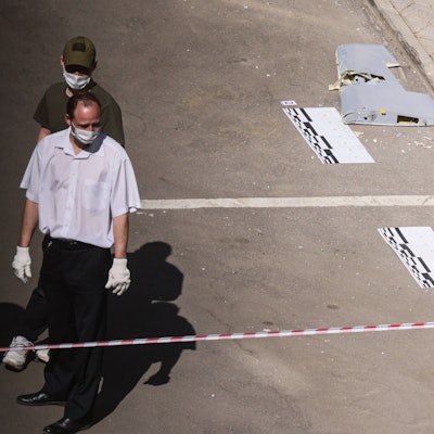 Russische Ermittler sichern Teile einer der Drohnen, die am Dienstagmorgen über der russischen Hauptstadt Moskau abgeschossen wurden. Der Kreml sieht die Verantwortung für den Angriff in der Ukraine.