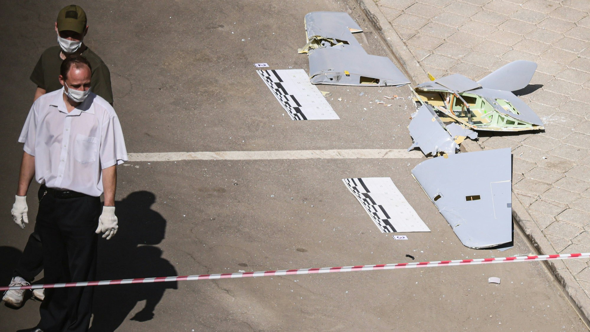 Russische Ermittler sichern Teile einer der Drohnen, die am Dienstagmorgen über der russischen Hauptstadt Moskau abgeschossen wurden. Der Kreml sieht die Verantwortung für den Angriff in der Ukraine.