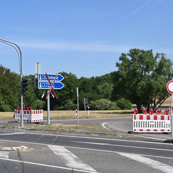 Das Foto zeigt die gesperrte Auffahrt zur A 61 und A 4 in Bergheim-Süd. Rot-weiße Baken sollen verhindern, dass Verkehrsteilnehmer dorthin abbiegen.