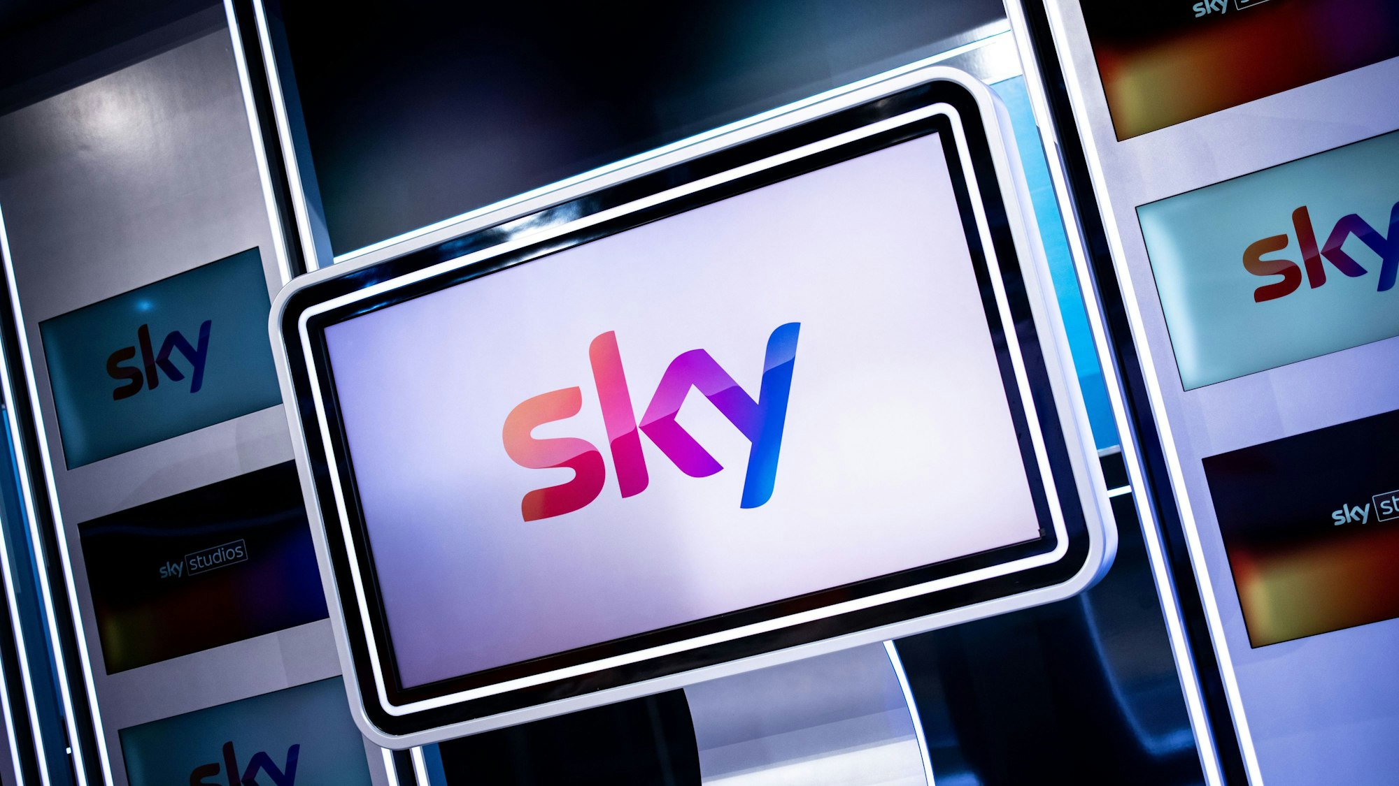 Das Logo des Fernsehsenders Sky ist in einem Fernsehstudio von Sky auf einem Monitor zu sehen.