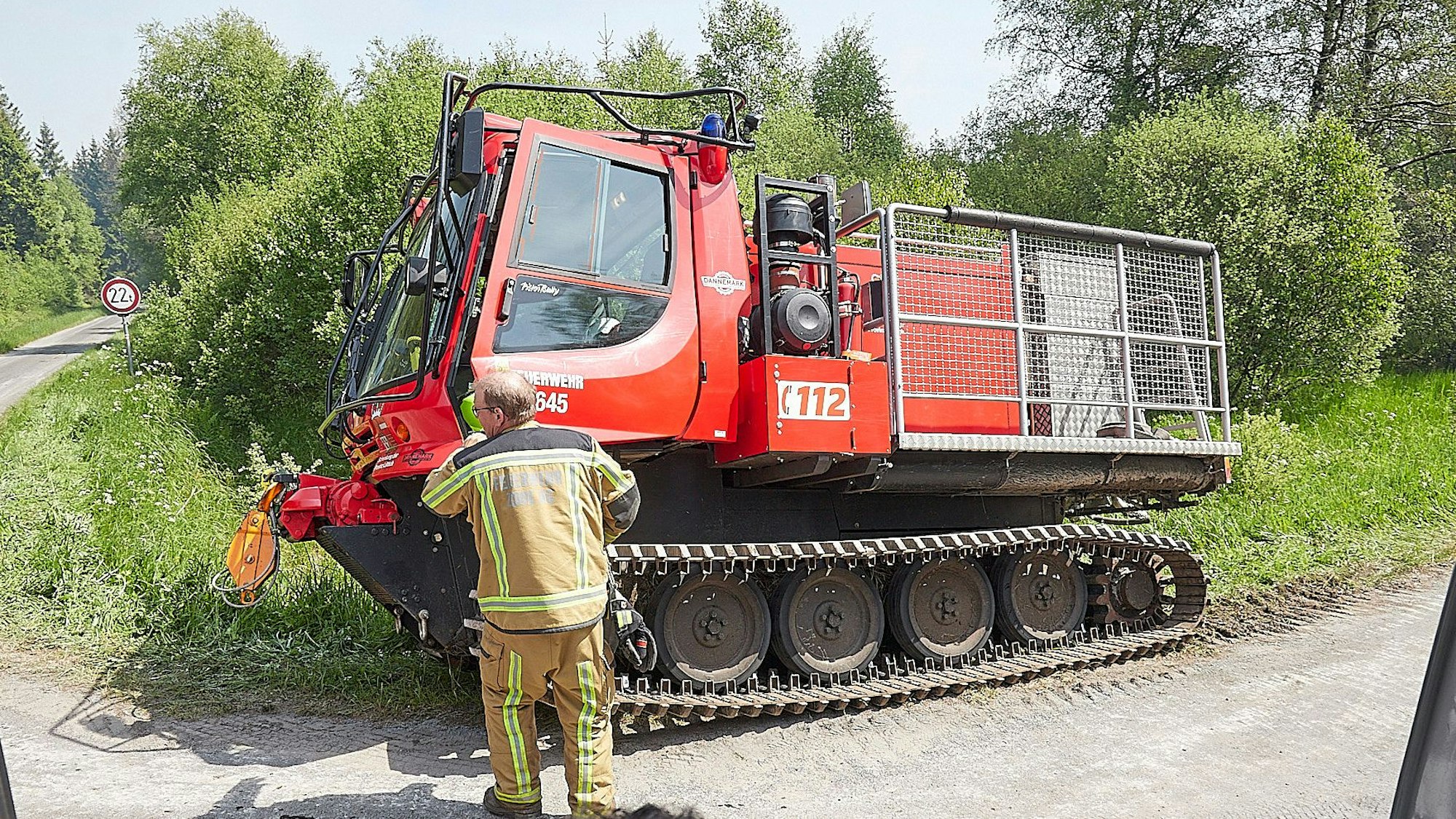 Mit einem Großaufgebot an Einsatzkräften waren die belgische und deutsche Feuerwehr gemeinsam im Venn unterwegs, um einen Oberflächenbrand zu löschen. Auch ein Raupenfahrzeug wurde eingesetzt