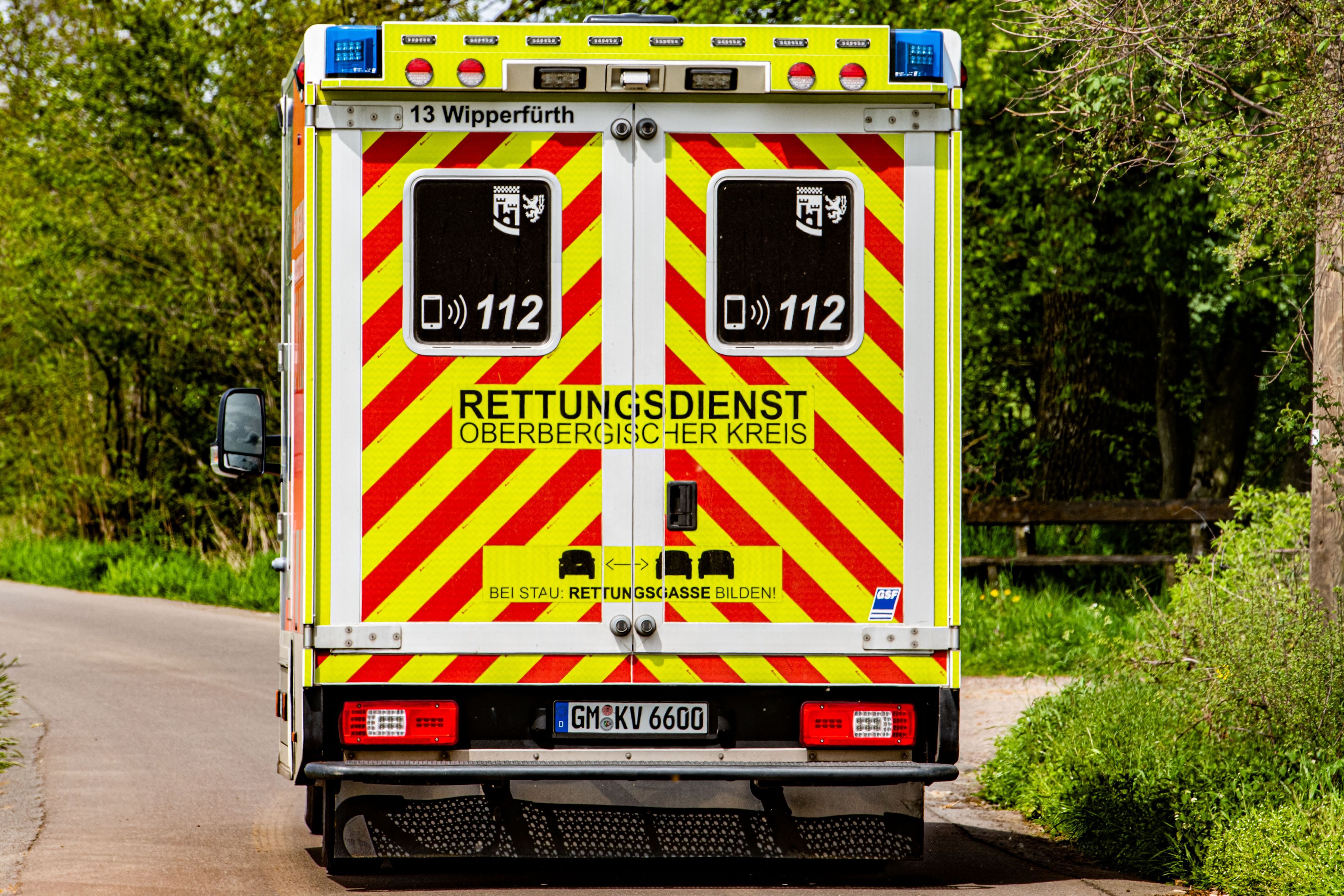 Ein Krankenwagen fährt zu einem Einsatz.