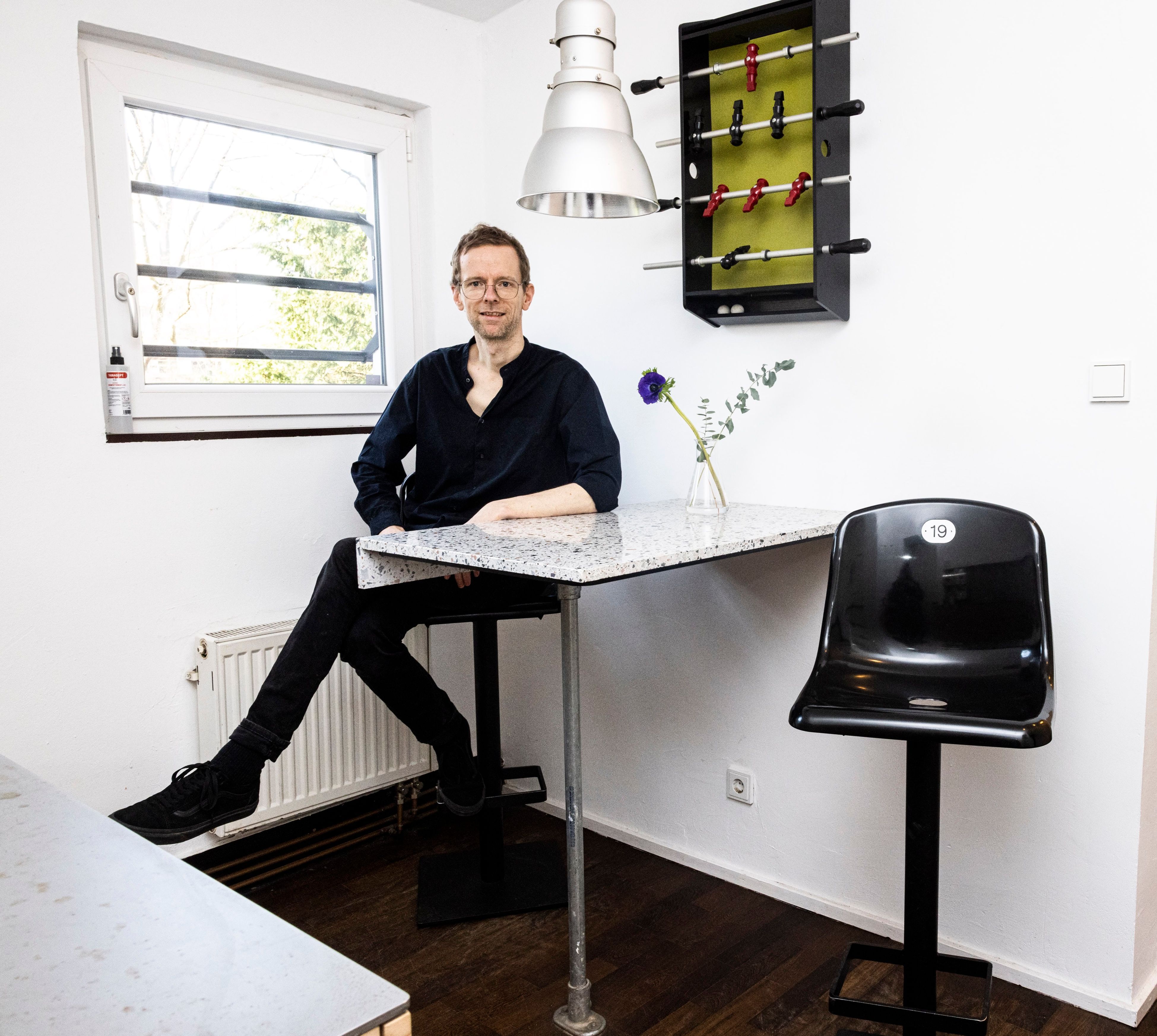 Jörg Mennickheim sitzt an einem Tisch