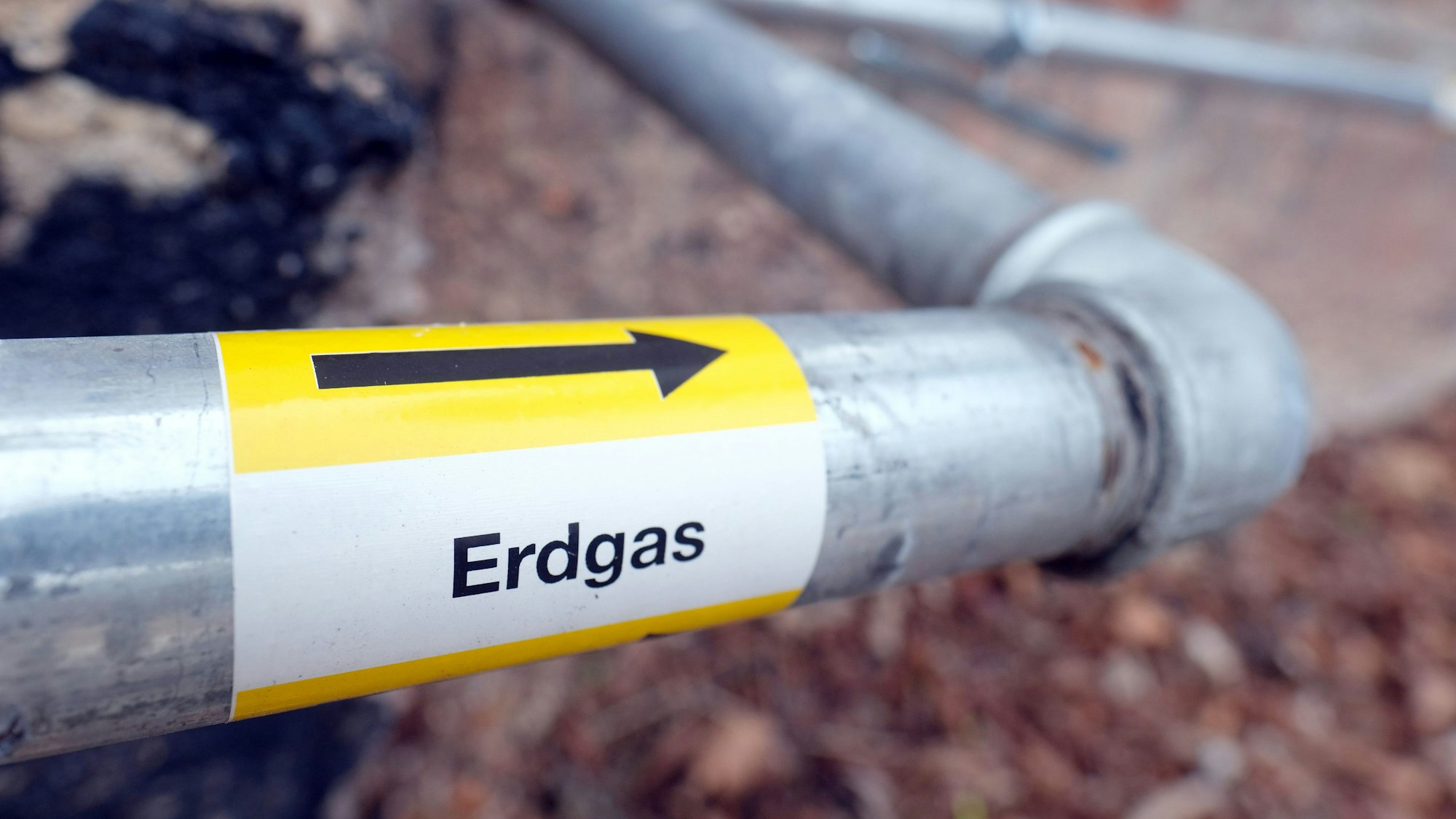 Eine Gasleitung ist auf einer Baustelle zu sehen.
