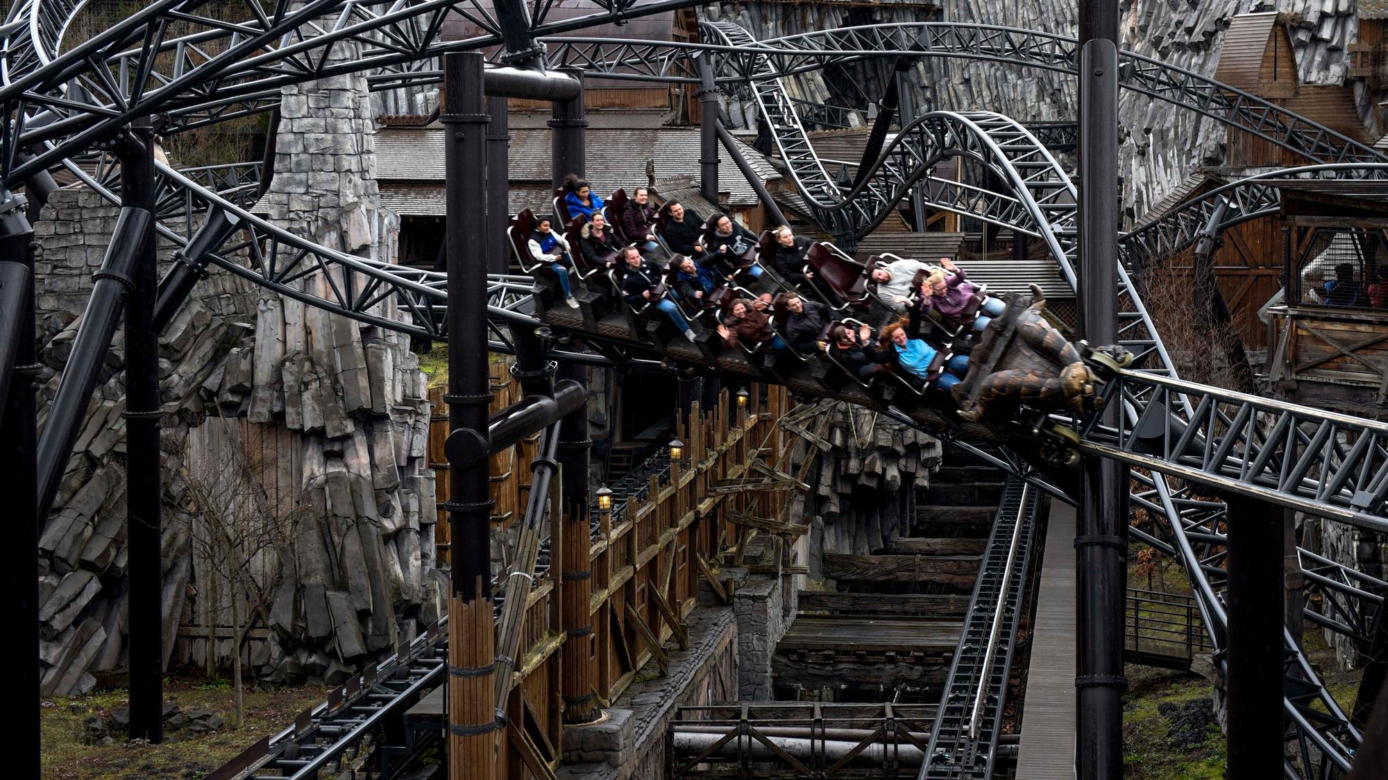 Auf dem Foto ist eine Achterbahn im Freizeitpark Phantasialand zu sehen.
