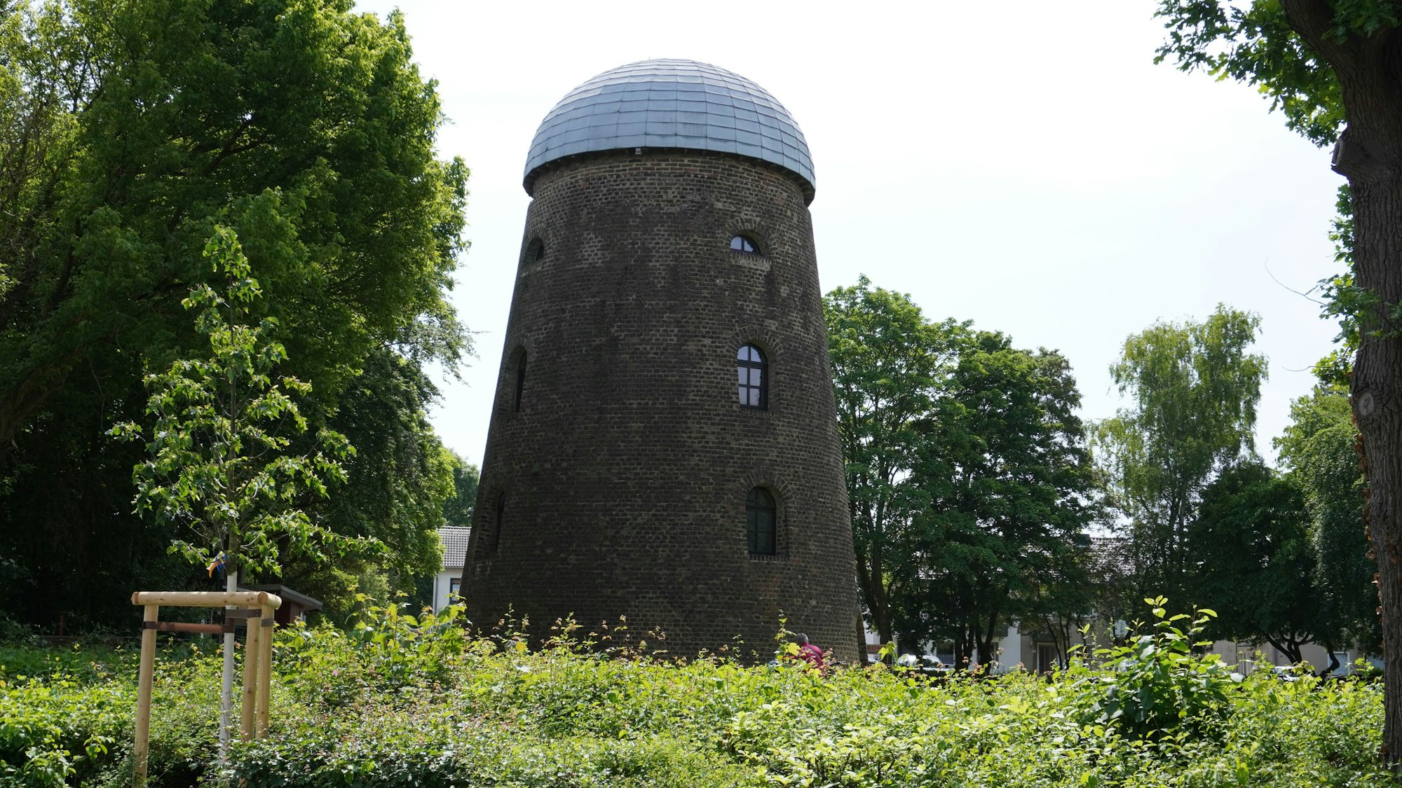 Die Oberaußemer Mühle steht im Grün. Die Windräder fehlen.