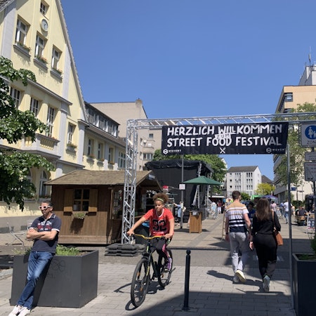 Das Banner am Eingangsbereich.