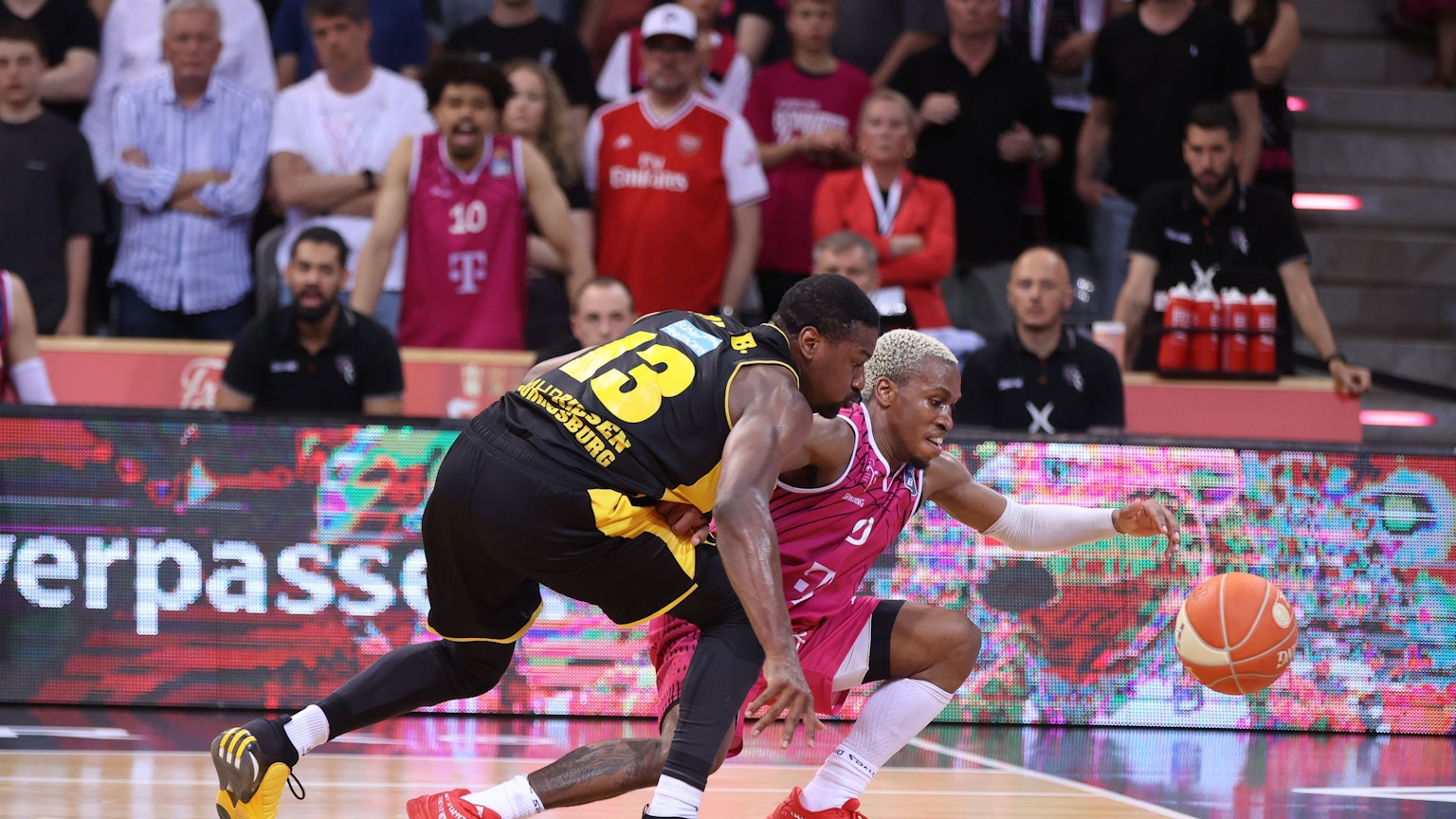 Yorman Polas Bartolo und TJ Shorts II kämpfen um den Ball.