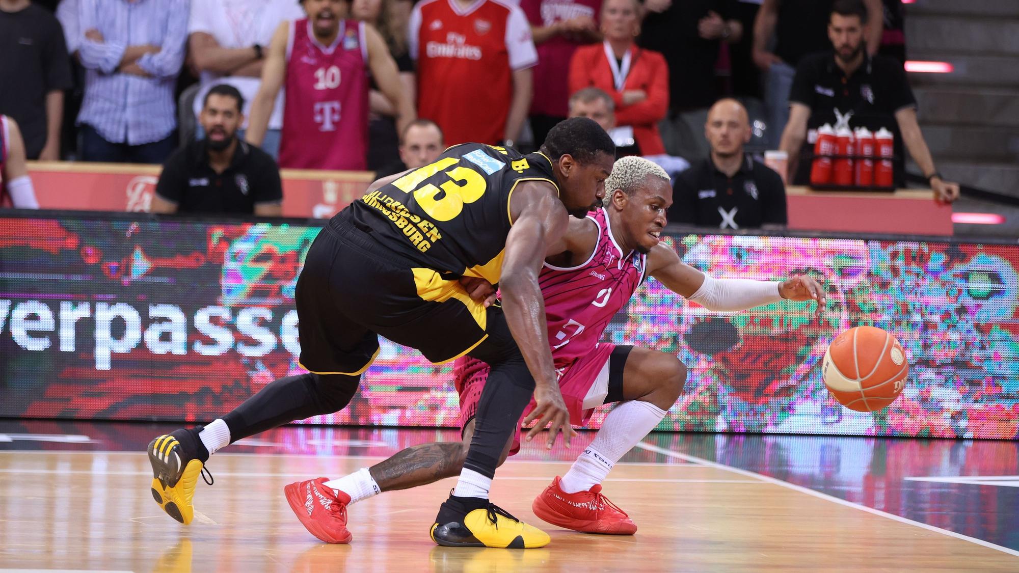 Yorman Polas Bartolo und TJ Shorts II kämpfen um den Ball.