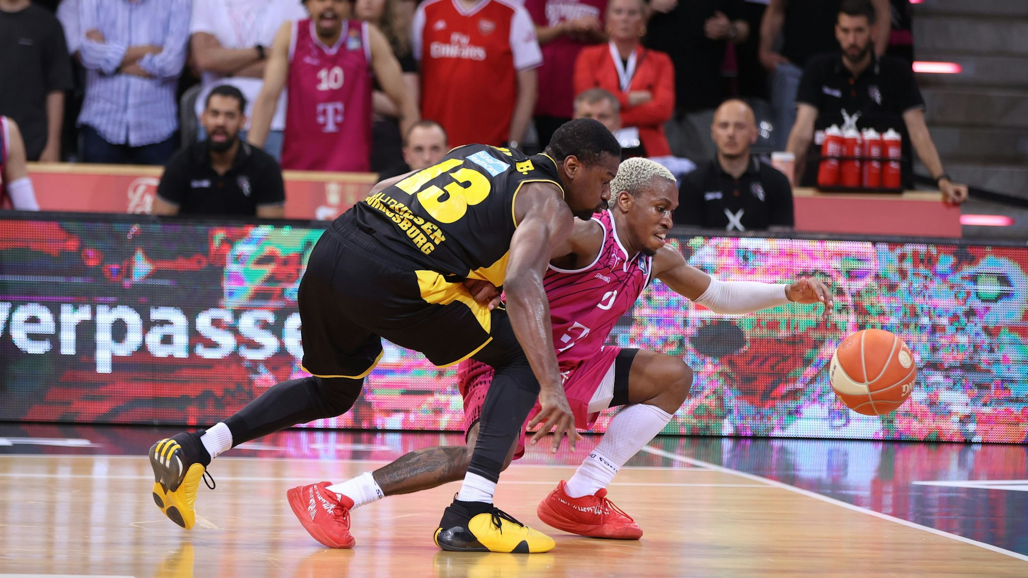 Yorman Polas Bartolo und TJ Shorts II kämpfen um den Ball.