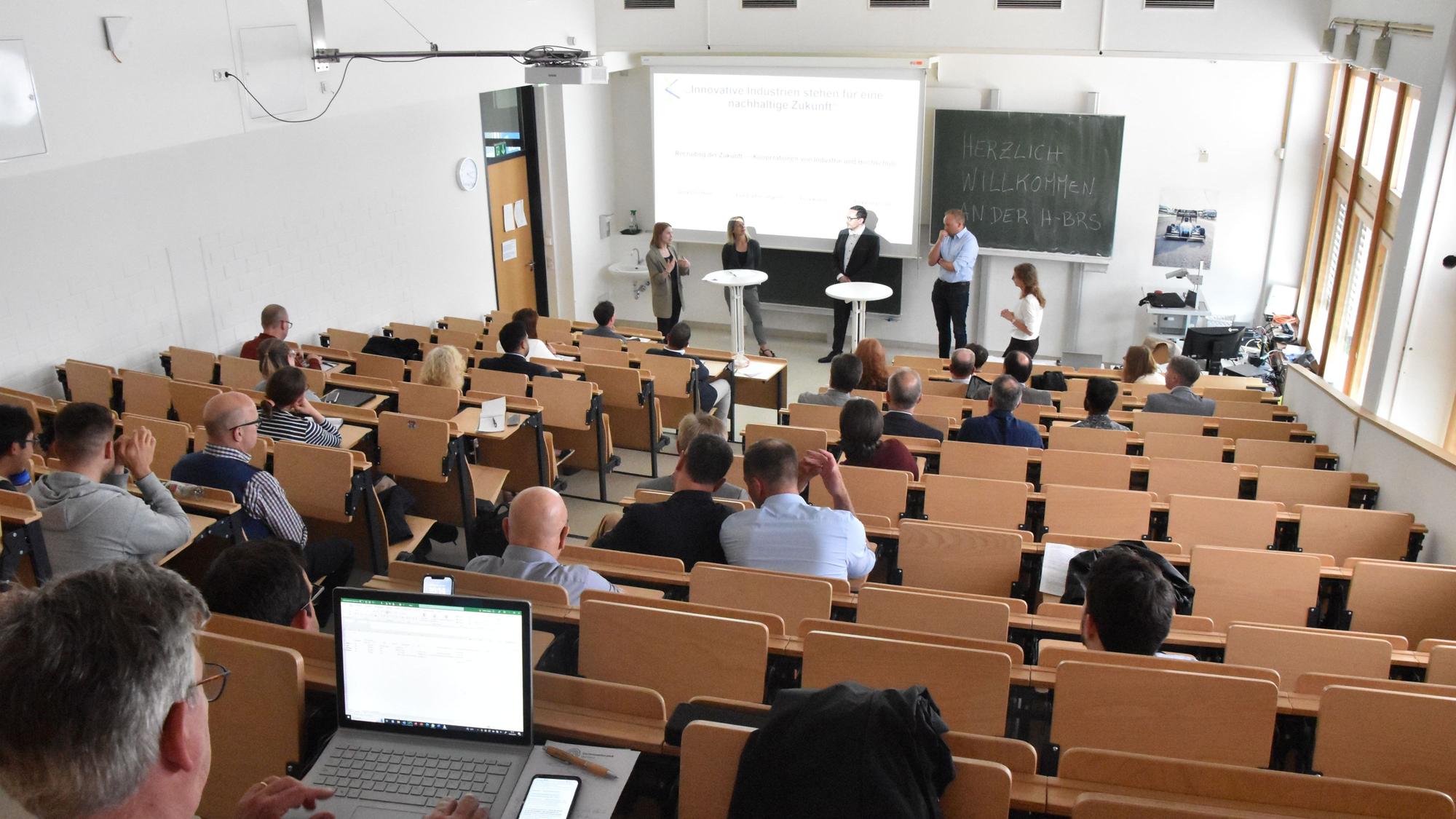 Kunststoff-Initiative Rhein-Sieg in einem Hörsaal der Hochschule Bonn-Rhein-Sieg.