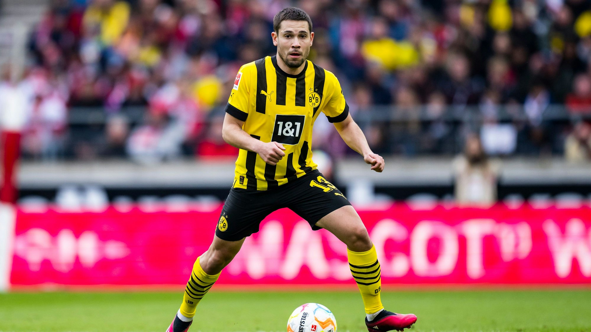 Dortmunds Raphael Guerreiro in Aktion.
