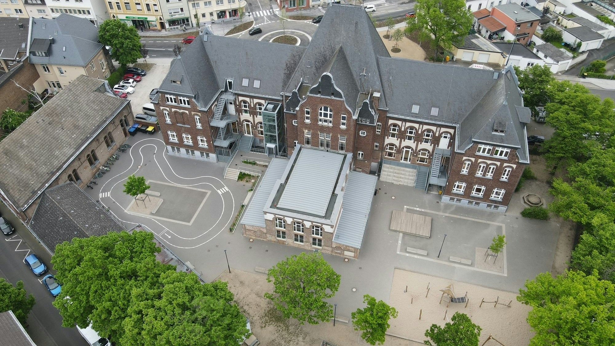 Die Paul-Gerhard-Schule in Euskirchen aus der Luft.