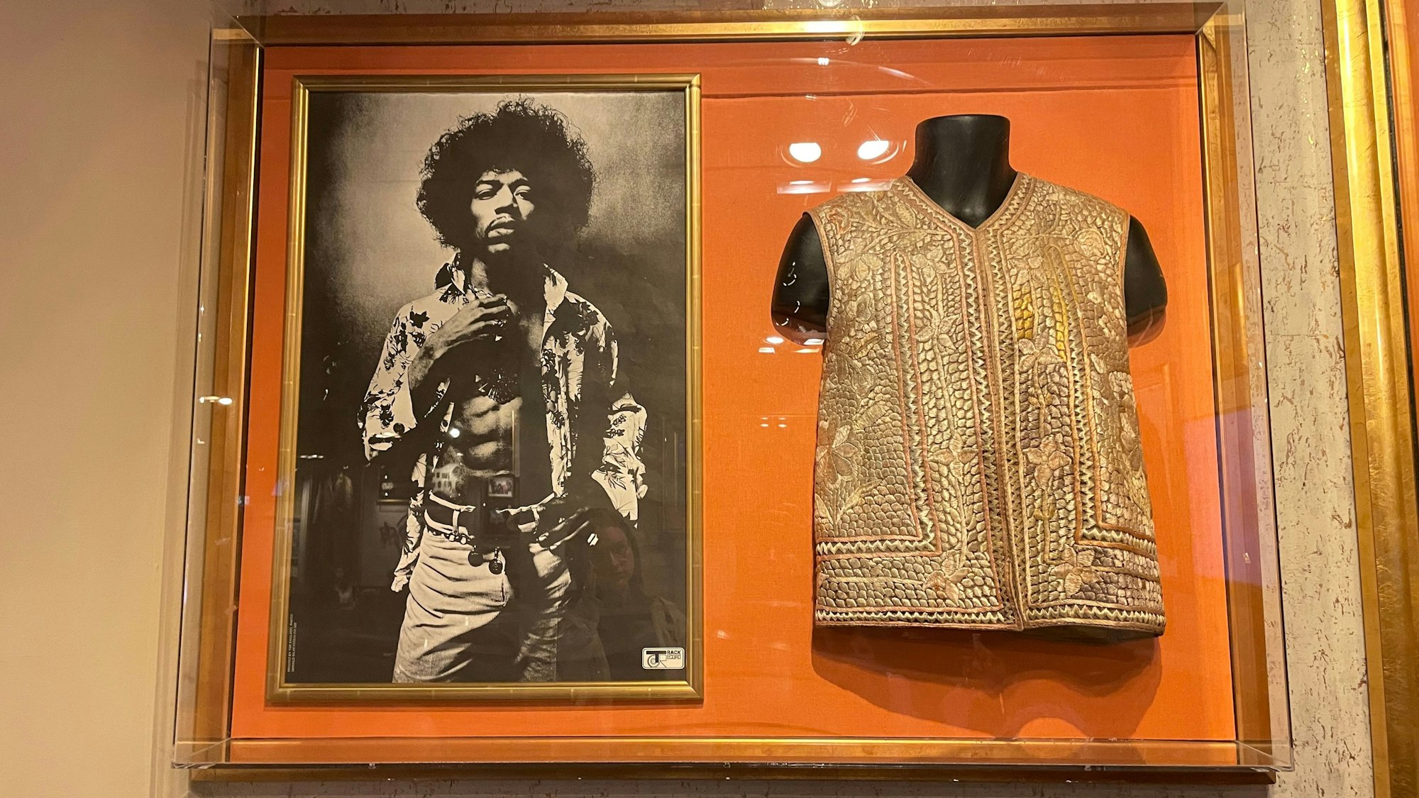 Eine Weste von Jimi Hendrix im Hard Rock Café.