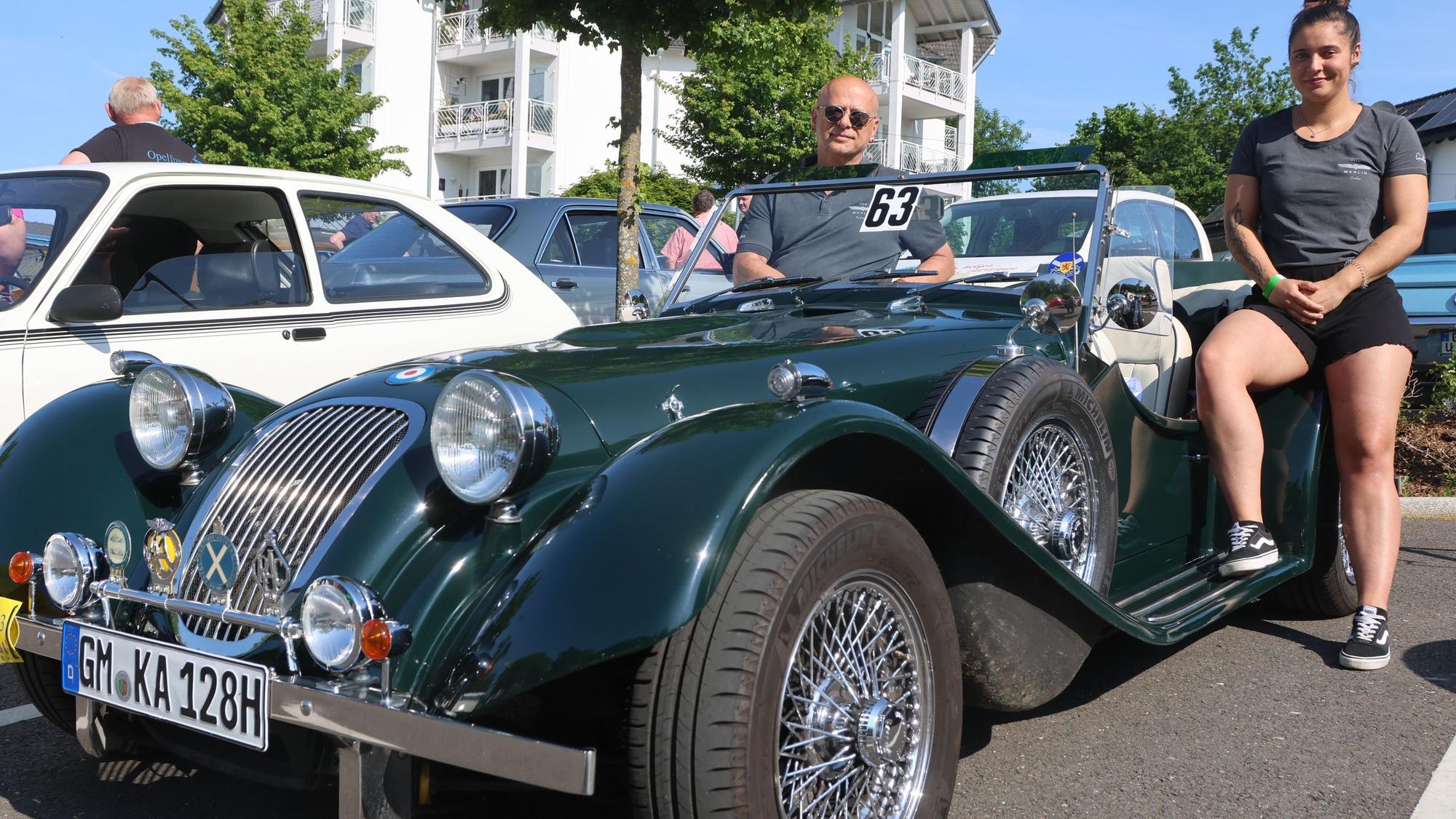 Andreas Knopp und Giulia Steurer mit einem Oldtimer der Marke Merlin von 1981.