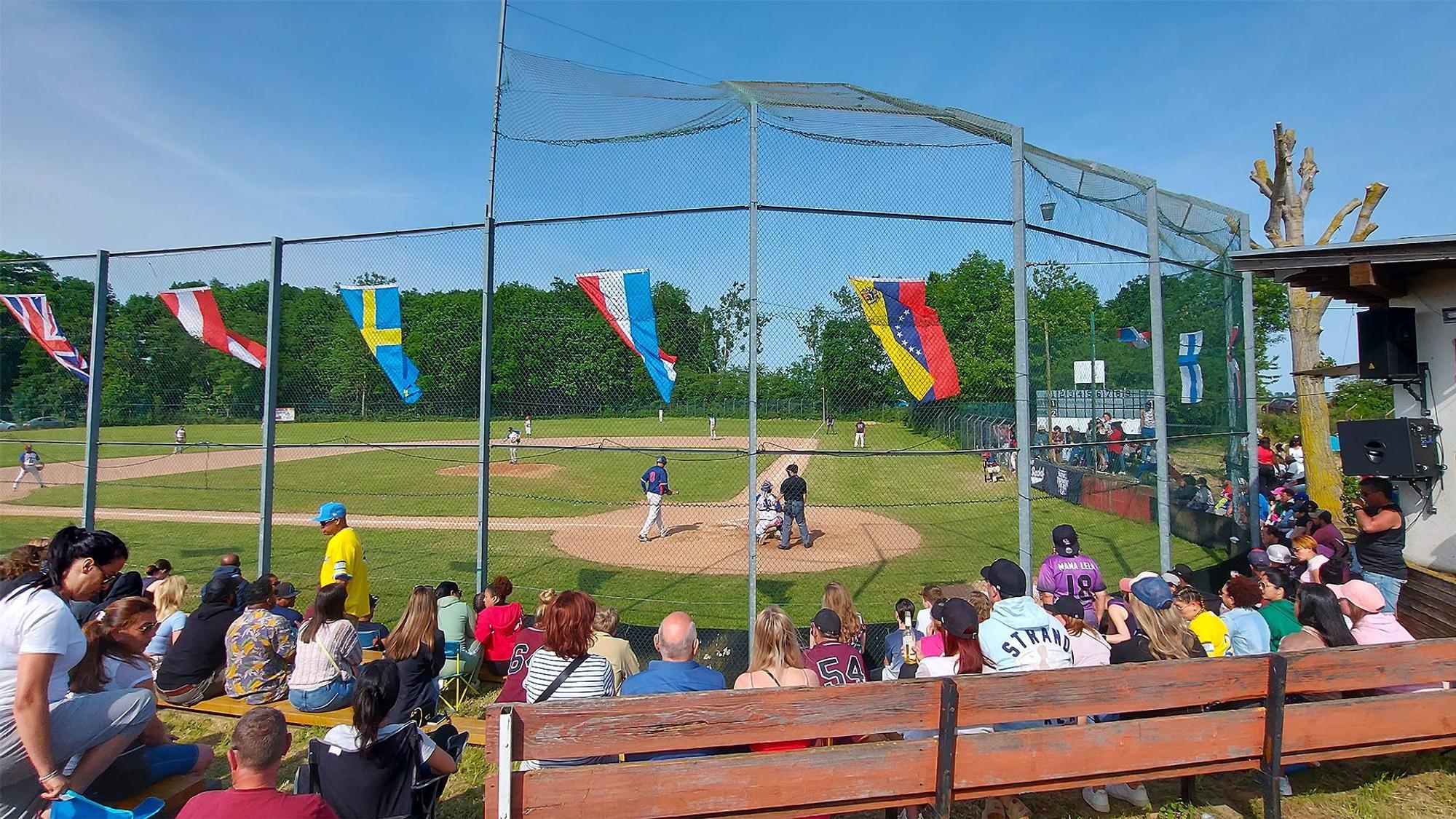 Dicht besetzt waren die Zuschauerreihen beim „Eifel Cup“ auf dem Naby Field der Zülpich Eagles in Niederelvenich.