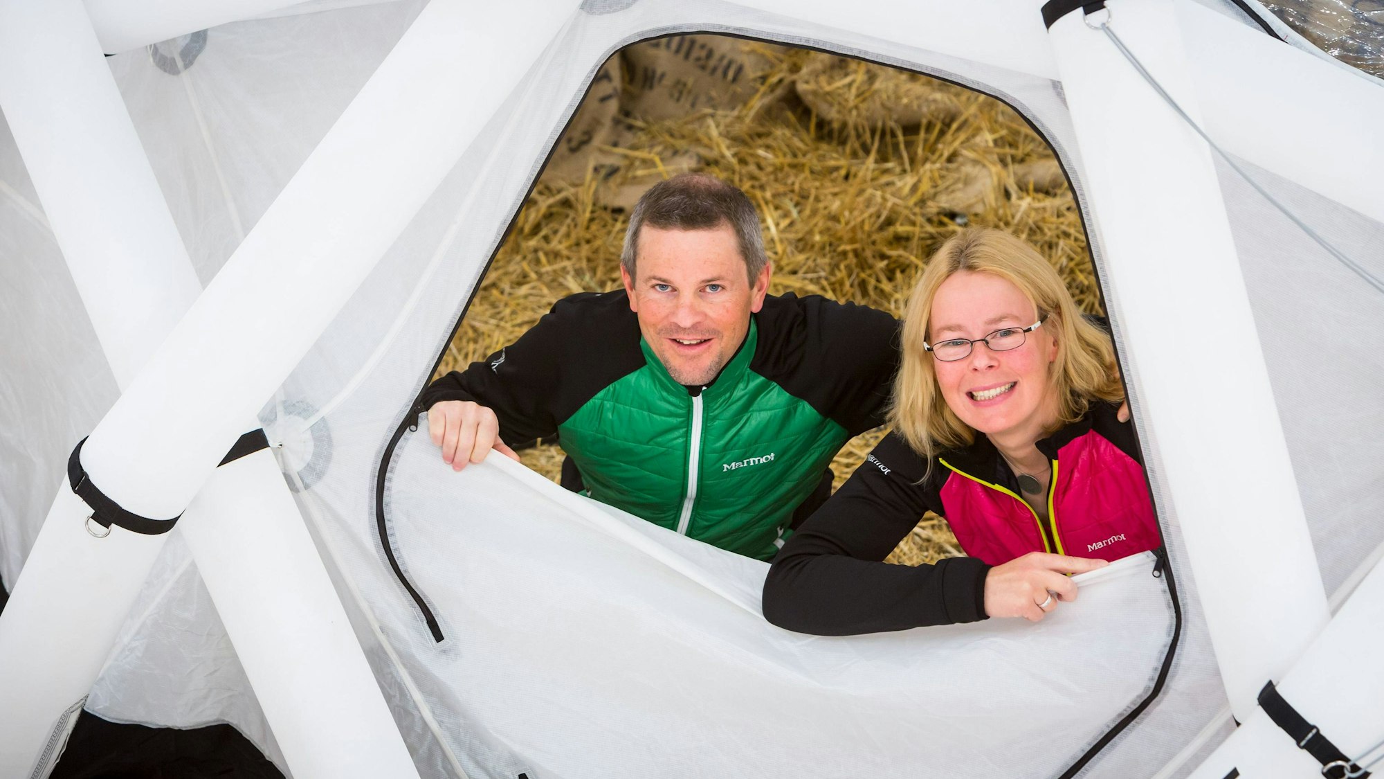 Bergsteigerpaar Alix von Melle und Luis Stitzinger beim Outdoorsport-Ausstatter Globetrotter am Münchner Isartorplatz
Mountaineer couple Alix from Melle and Luis Stitz Inger the Outdoor sports Medical equipment Globetrotter at Munich