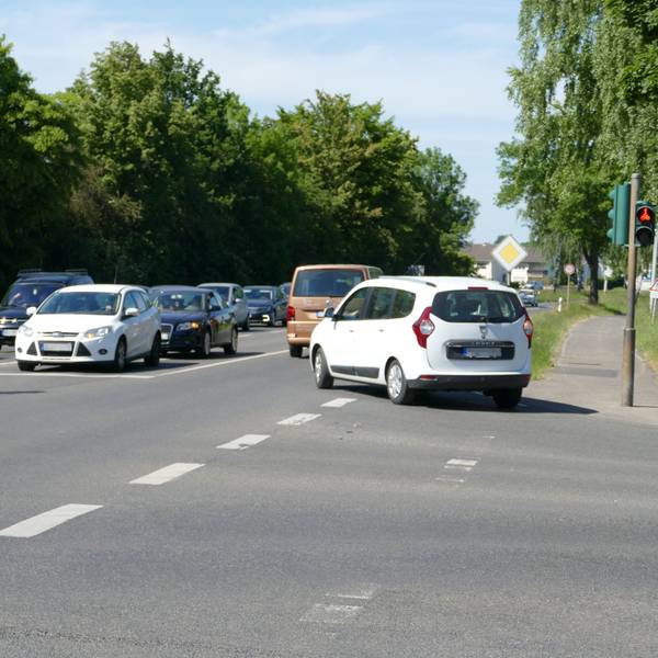 Autos stauen sich auf der B56 in Sankt Augustin.