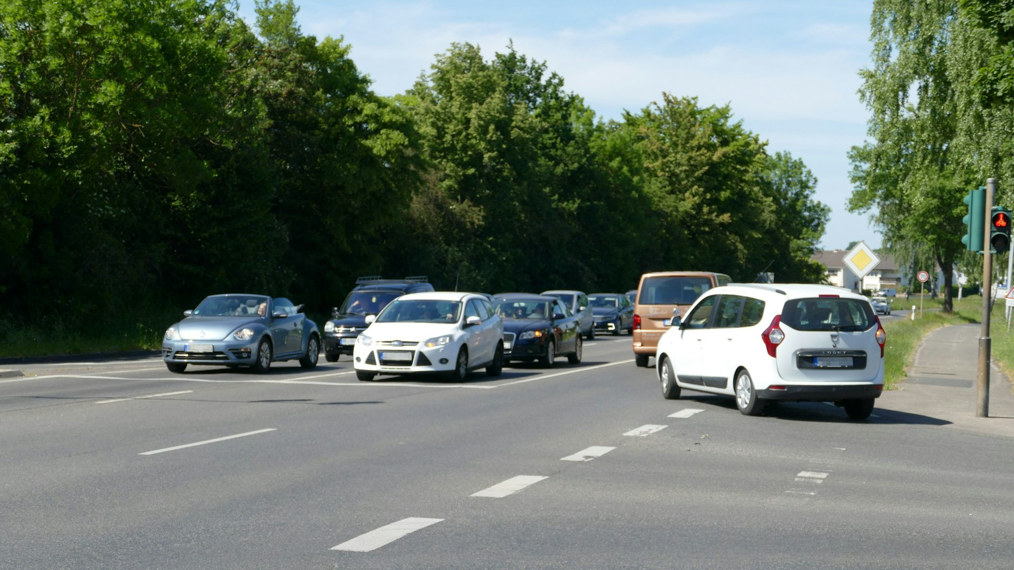 Autos stauen sich auf der B56 in Sankt Augustin.