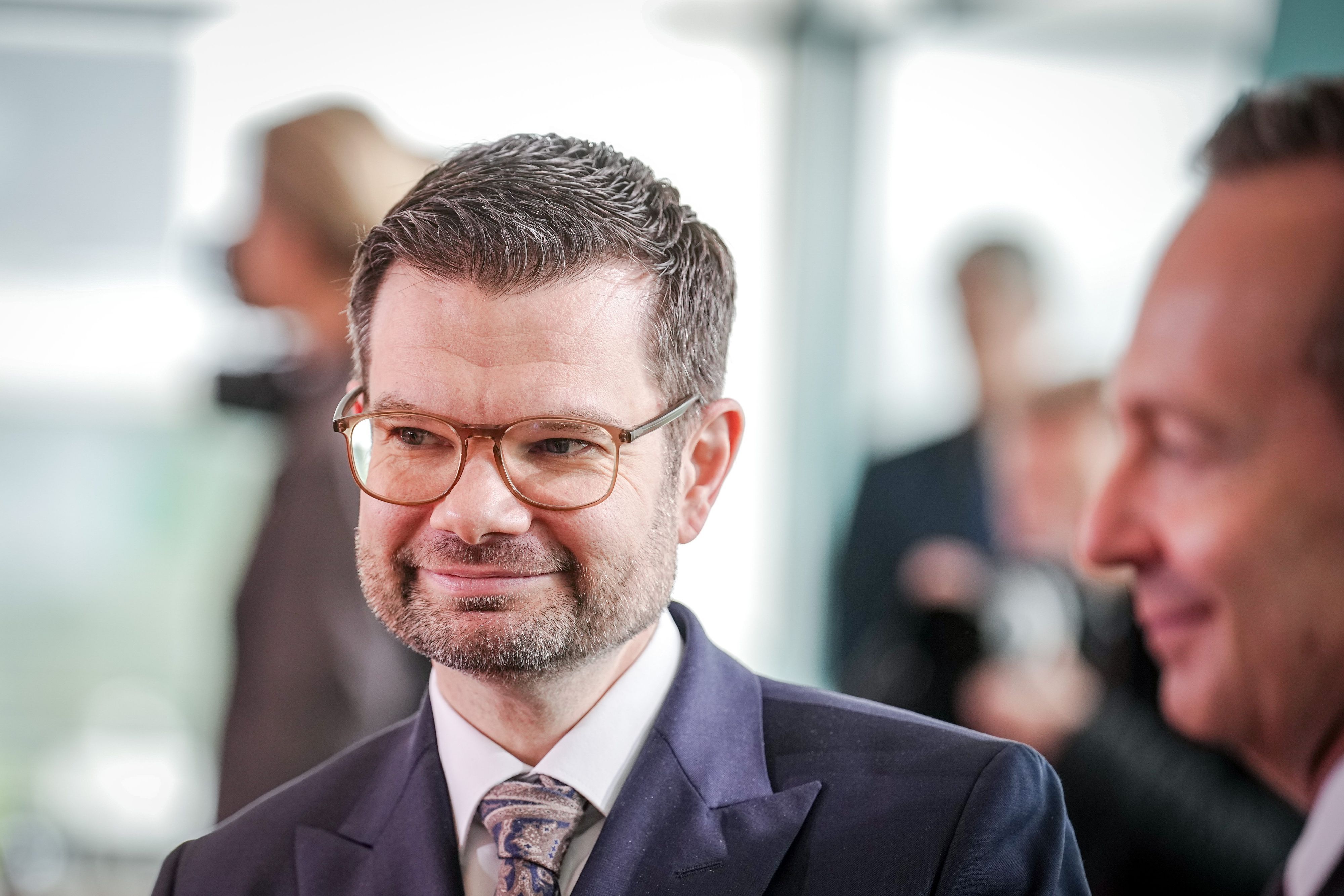 24.05.2023, Berlin: Marco Buschmann (FDP), Bundesminister der Justiz, nimmt neben Volker Wissing (r, FDP), Bundesminister für Verkehr und Digitales, an der Sitzung des Bundeskabinetts im Bundeskanzleramt teil. Foto: Kay Nietfeld/dpa +++ dpa-Bildfunk +++