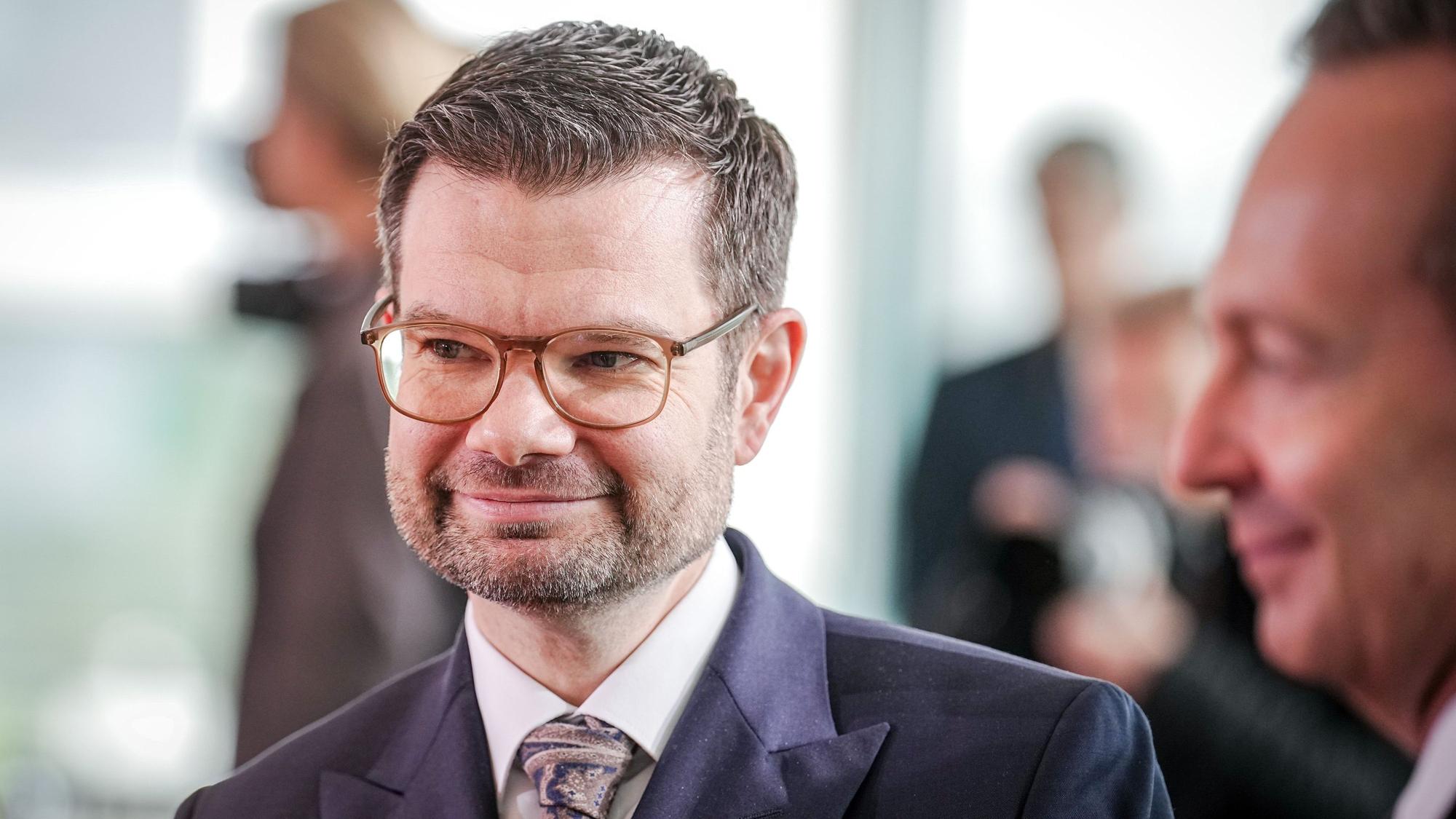24.05.2023, Berlin: Marco Buschmann (FDP), Bundesminister der Justiz, nimmt neben Volker Wissing (r, FDP), Bundesminister für Verkehr und Digitales, an der Sitzung des Bundeskabinetts im Bundeskanzleramt teil. Foto: Kay Nietfeld/dpa +++ dpa-Bildfunk +++