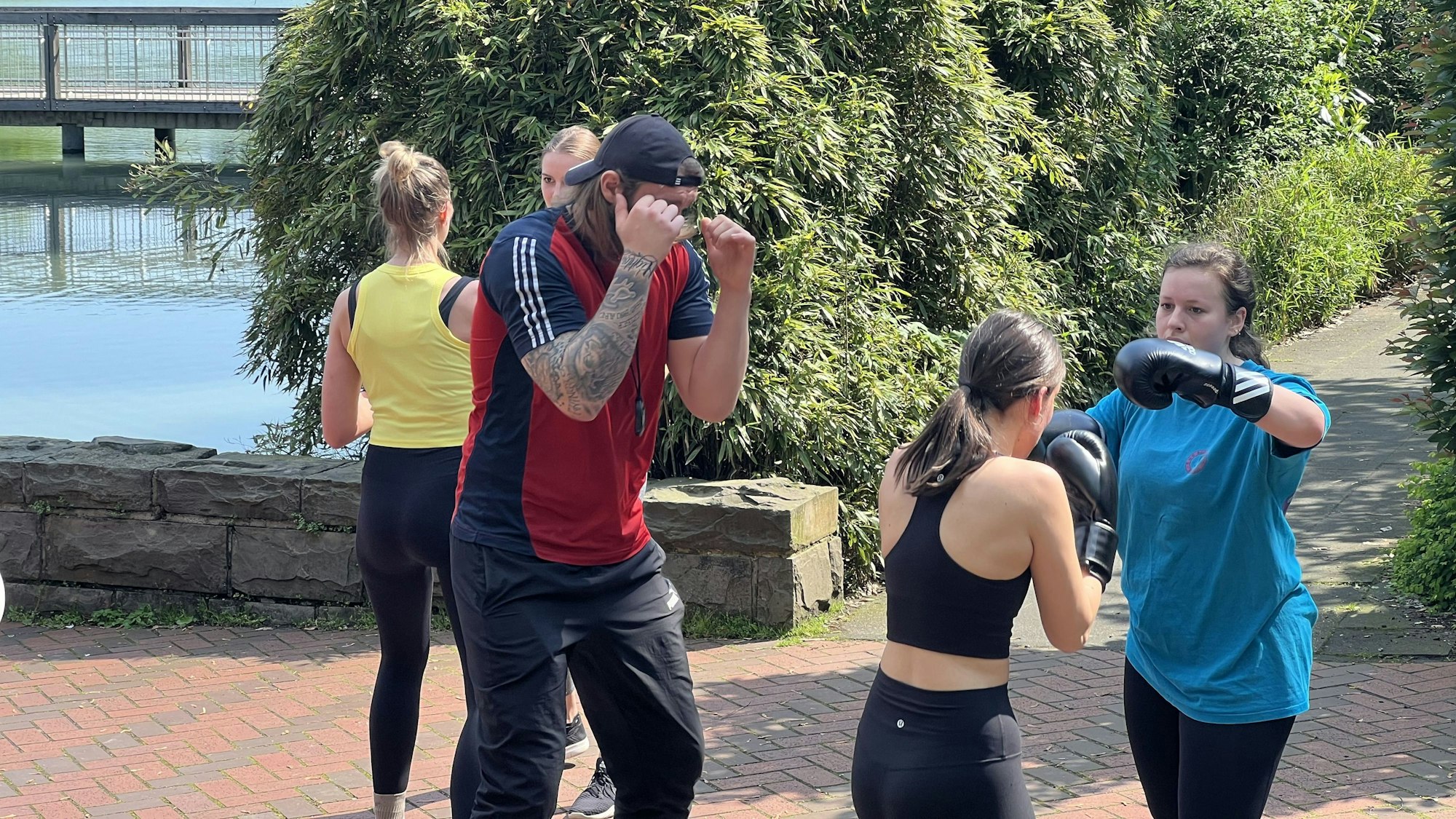 Zwei Frauen-Paare trainieren mit Pete Ganz am Aachener Weiher