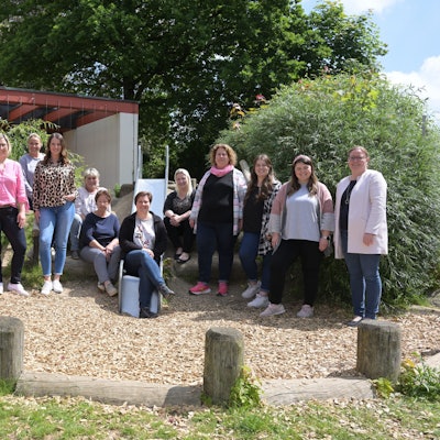 Mitarbeiter:innen der Kita St. Engelbert Voiswinke in Odenthal schauen in Richtung der Kamera.