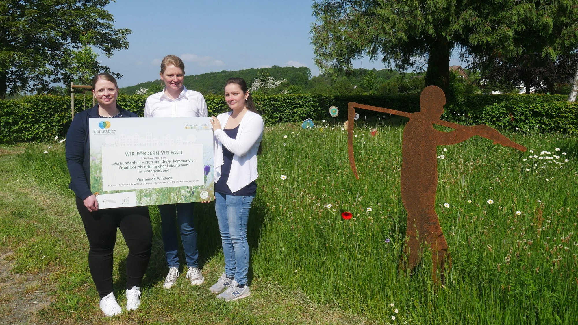 Claudia Hillmer, Projektmanagerin der Kommunen für biologische Vielfalt, Bürgermeisterin Alexandra Gauß und Isabell Farian vom Friedhofsamt der Gemeinde.
