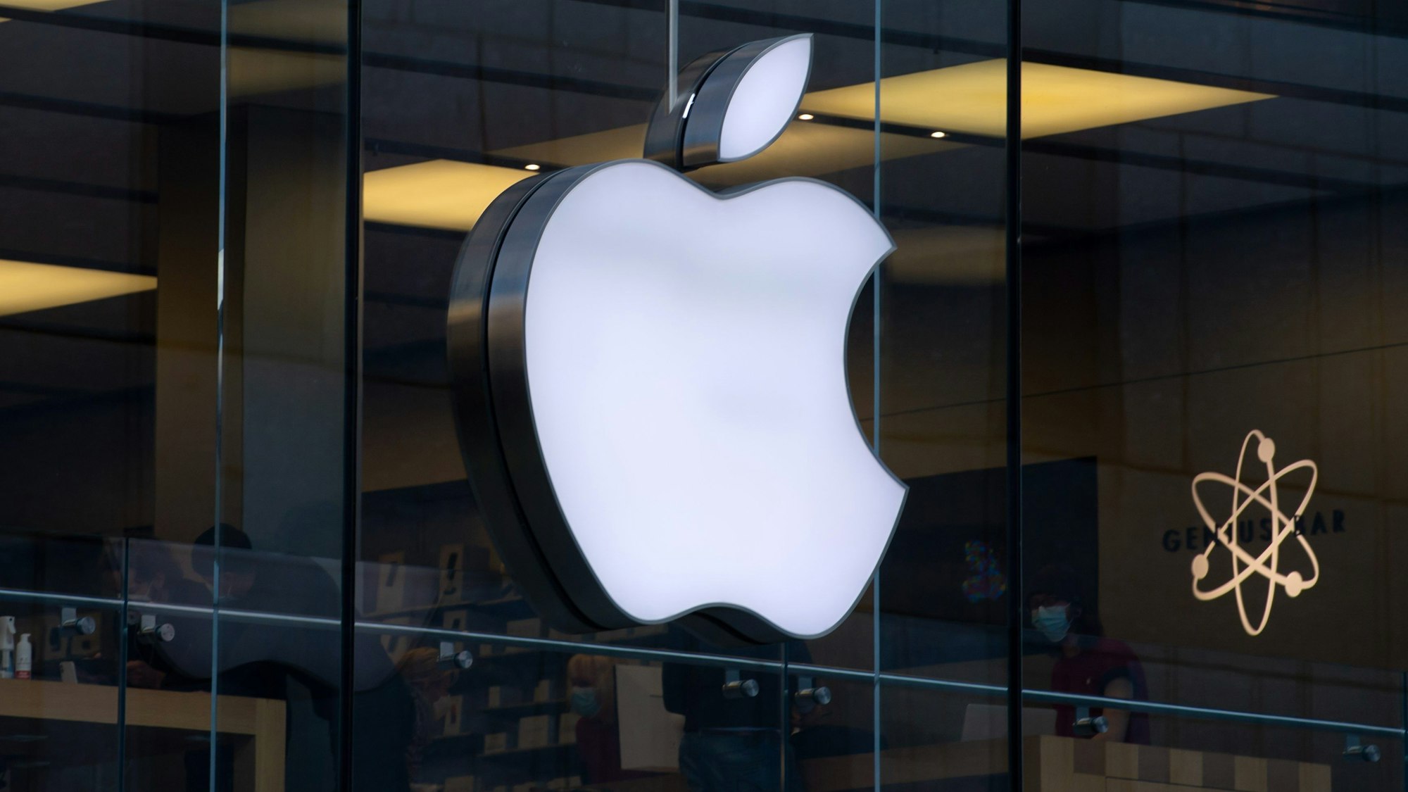 Das Logo des Technologieunternehmens Apple ist am Apple Store in der Innenstadt zu sehen (Symbolbild)