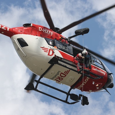 Ein Rettungshubschrauber der DRF Luftrettung, demonstriert eine Windenrettung bei einem Fototermin anlässlich des 30-jährigen Bestehens der DRF Luftrettungsstation.
