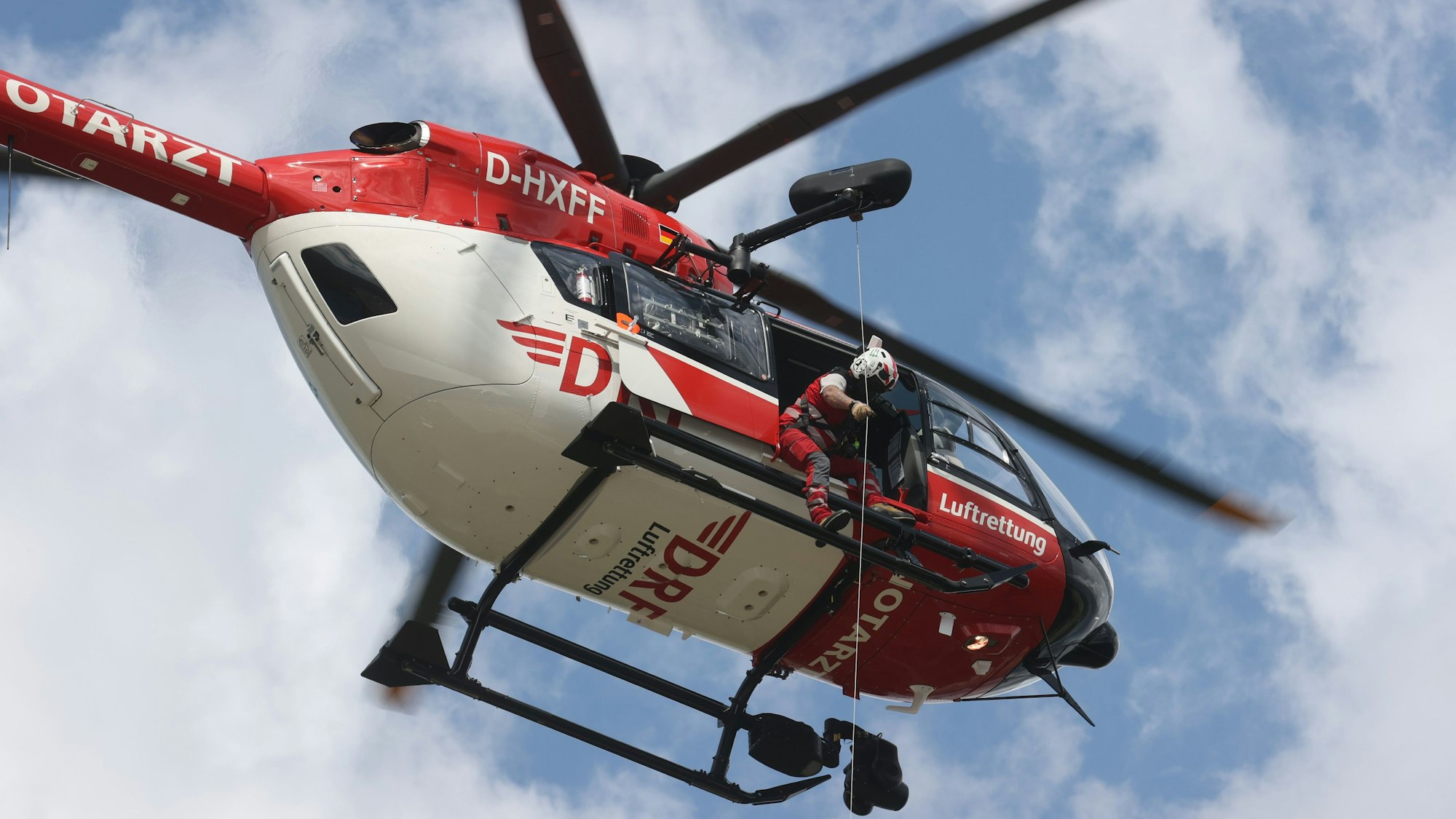 Ein Rettungshubschrauber der DRF Luftrettung, demonstriert eine Windenrettung bei einem Fototermin anlässlich des 30-jährigen Bestehens der DRF Luftrettungsstation.