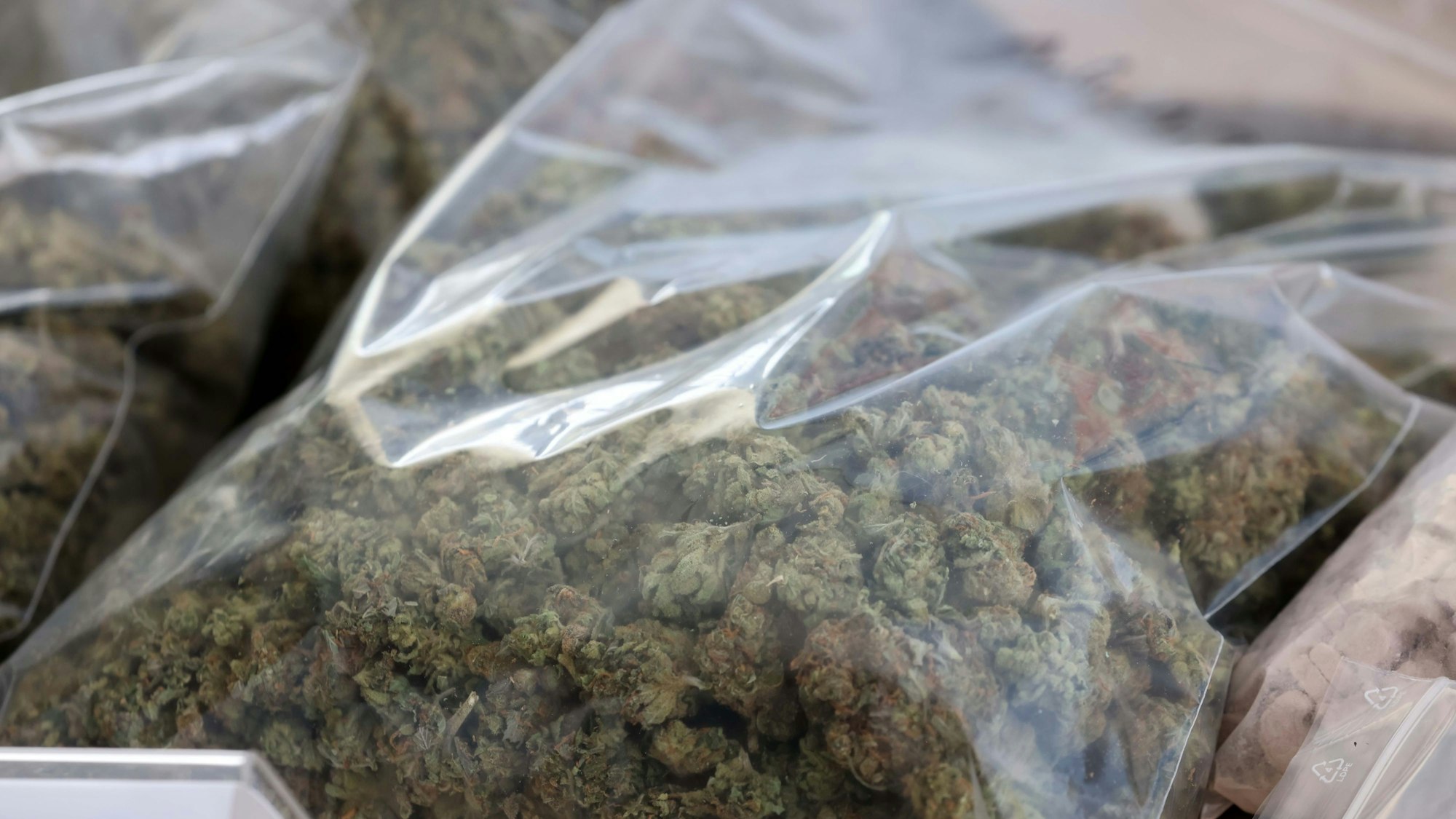 Jede Menge Drogen wurden in dem Wagen gefunden.