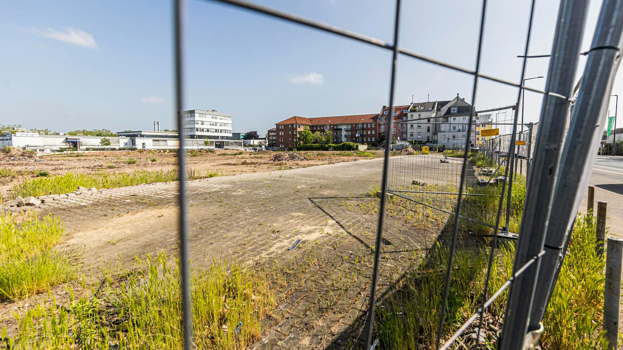 Zu sehen ist ein unbebautes Grundstück an der Liebigstraße.