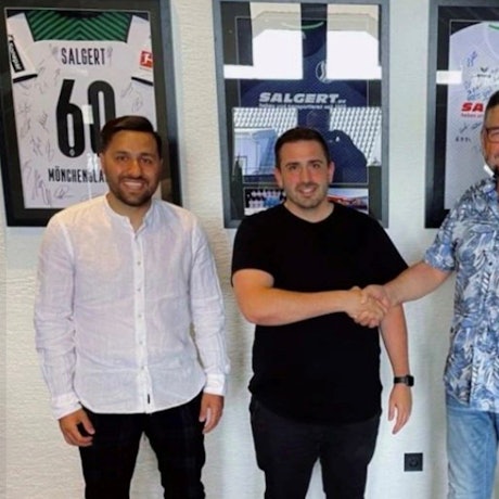 Sportchef Mehmet Dogan (von links), Trainer Lino Sánchez Copano und Vizevorsitzender Wolfgang Salgert