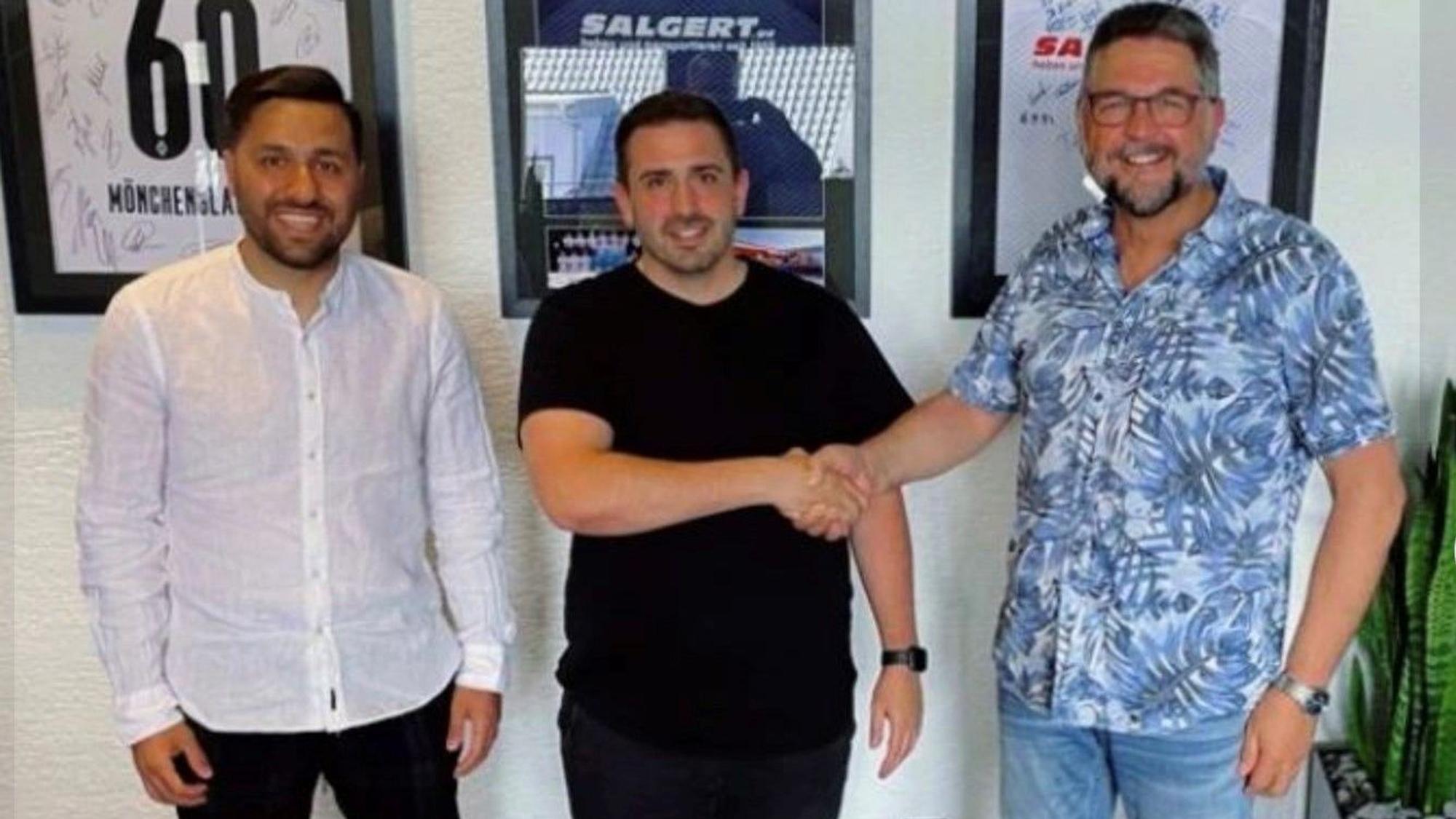 Sportchef Mehmet Dogan (von links), Trainer Lino Sánchez Copano und Vizevorsitzender Wolfgang Salgert