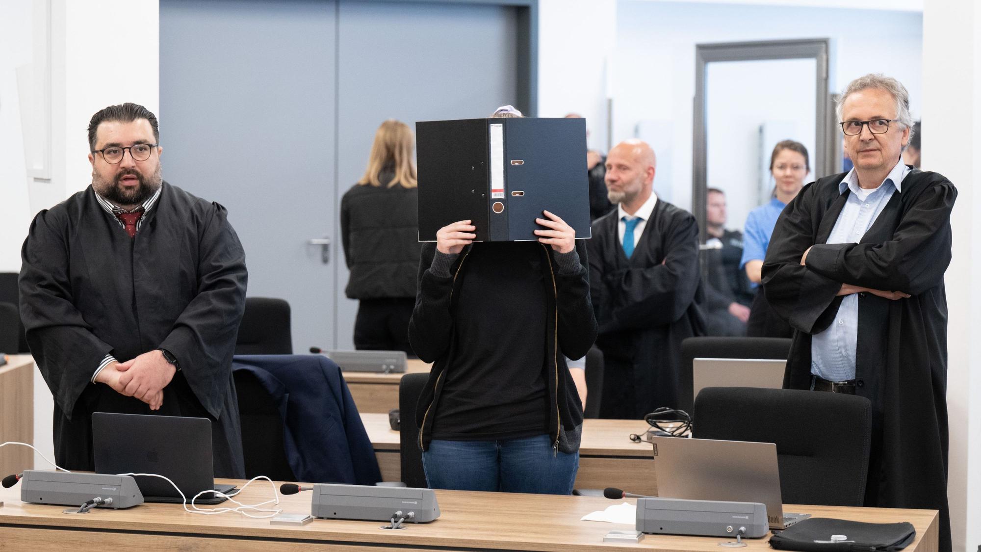 Die Angeklagte Lina E. (M.) im Oberlandesgericht (OLG) Dresden. Im Fall kam es am Mittwochabend zu einer Wende: Nach einer ursprünglichen Verurteilung, kommt Lina E. vorerst frei.