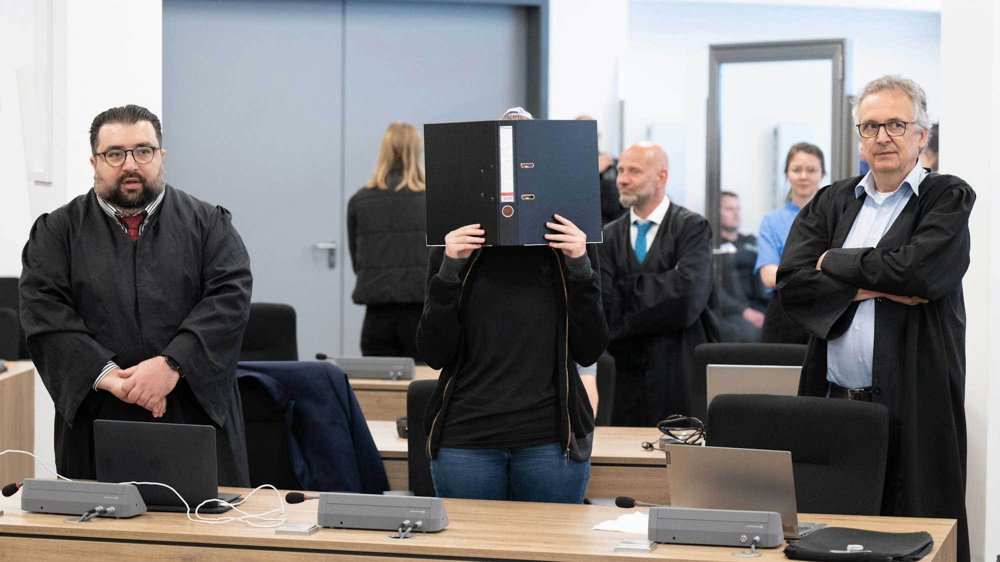 Die Angeklagte Lina E. (M.) im Oberlandesgericht (OLG) Dresden. Im Fall kam es am Mittwochabend zu einer Wende: Nach einer ursprünglichen Verurteilung, kommt Lina E. vorerst frei.