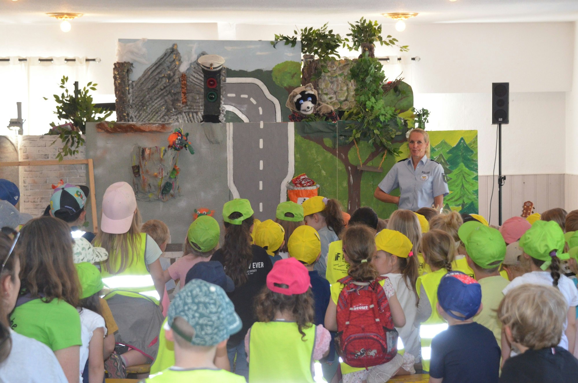 Polizistin Sonja Martin und Waschbär Fuzzi mit vielen Kindern.