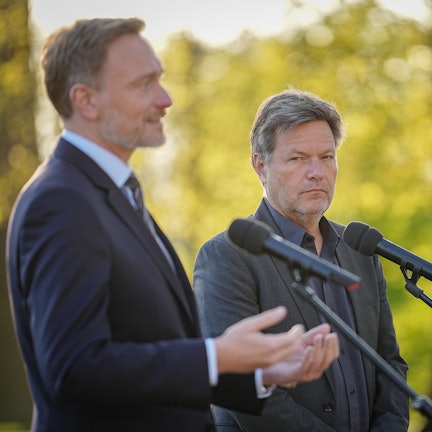 ARCHIV - 03.05.2022, Brandenburg, Meseberg: Christian Lindner (FDP, l), Bundesminister der Finanzen, und Robert Habeck (Bündnis 90/Die Grünen), Bundesminister für Wirtschaft und Klimaschutz, geben am Rande der Klausurtagung der Bundesregierung vor dem Schloss Meseberg, dem Gästehaus der Bundesregierung, ein Pressestatement. (Illustration zu dpa: "Habeck wirft FDP Wortbruch bei Heizungsgesetz vor") Foto: Kay Nietfeld/dpa +++ dpa-Bildfunk +++