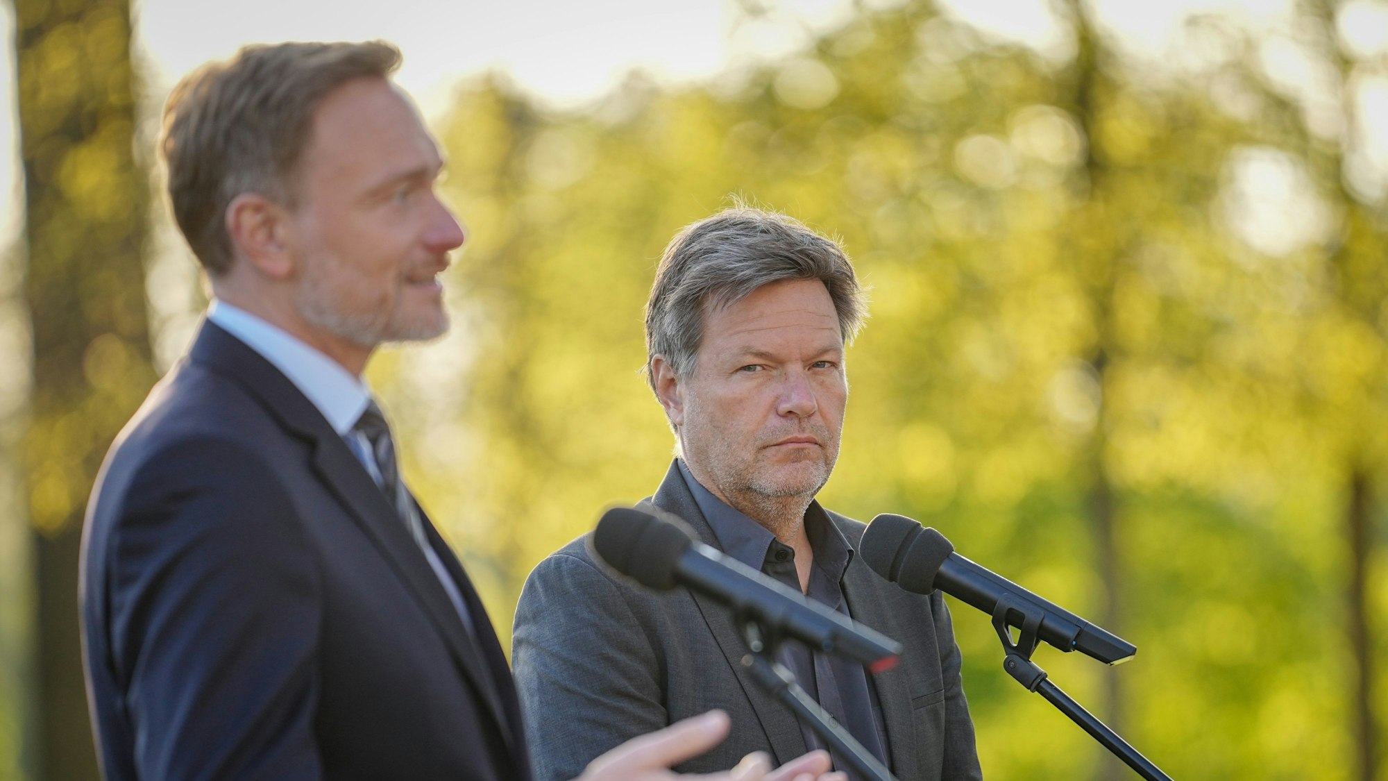 ARCHIV - 03.05.2022, Brandenburg, Meseberg: Christian Lindner (FDP, l), Bundesminister der Finanzen, und Robert Habeck (Bündnis 90/Die Grünen), Bundesminister für Wirtschaft und Klimaschutz, geben am Rande der Klausurtagung der Bundesregierung vor dem Schloss Meseberg, dem Gästehaus der Bundesregierung, ein Pressestatement. (Illustration zu dpa: "Habeck wirft FDP Wortbruch bei Heizungsgesetz vor") Foto: Kay Nietfeld/dpa +++ dpa-Bildfunk +++