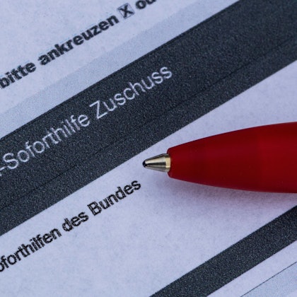 Ein Stift liegt auf einem Antrag für den Corona-Soforthilfe-Zuschuss. (Symbolbild)
