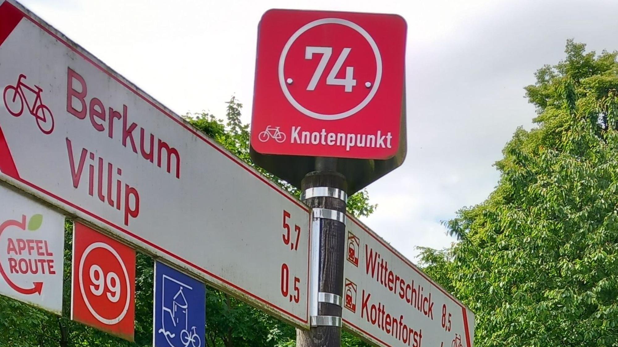 Eine Säule mit Verkehrsschildern zeichnet einen Radverkehrsknoten am Schönwaldhaus bei Villiprott.