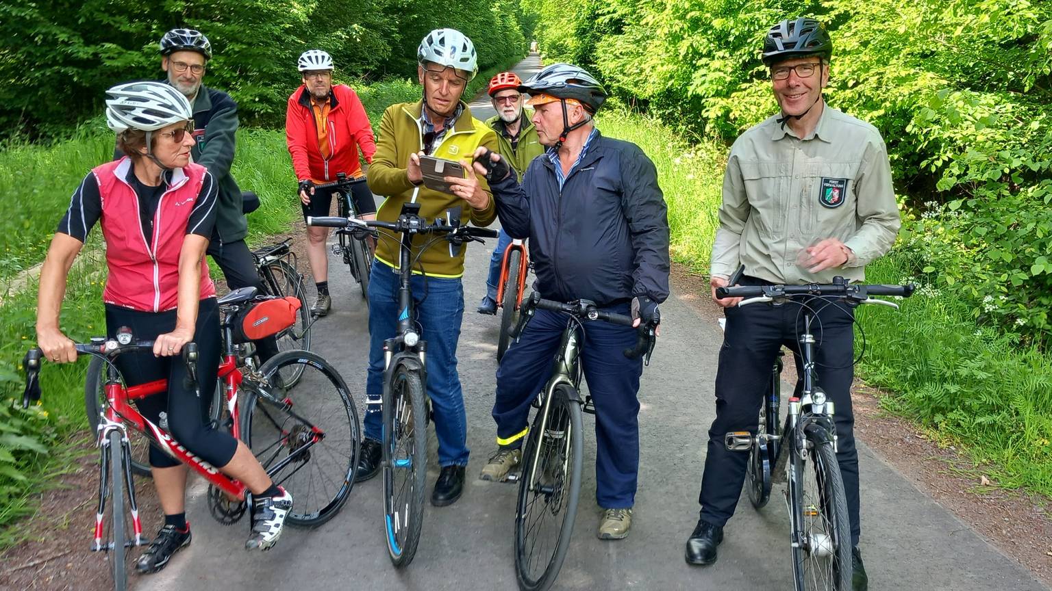 Mit Fahrrädern sind Mitglieder des ADFC-Kreisverbandes und der Forstverwaltung im Kottenforst in der Nähe des Schönwaldhauses unterwegs.