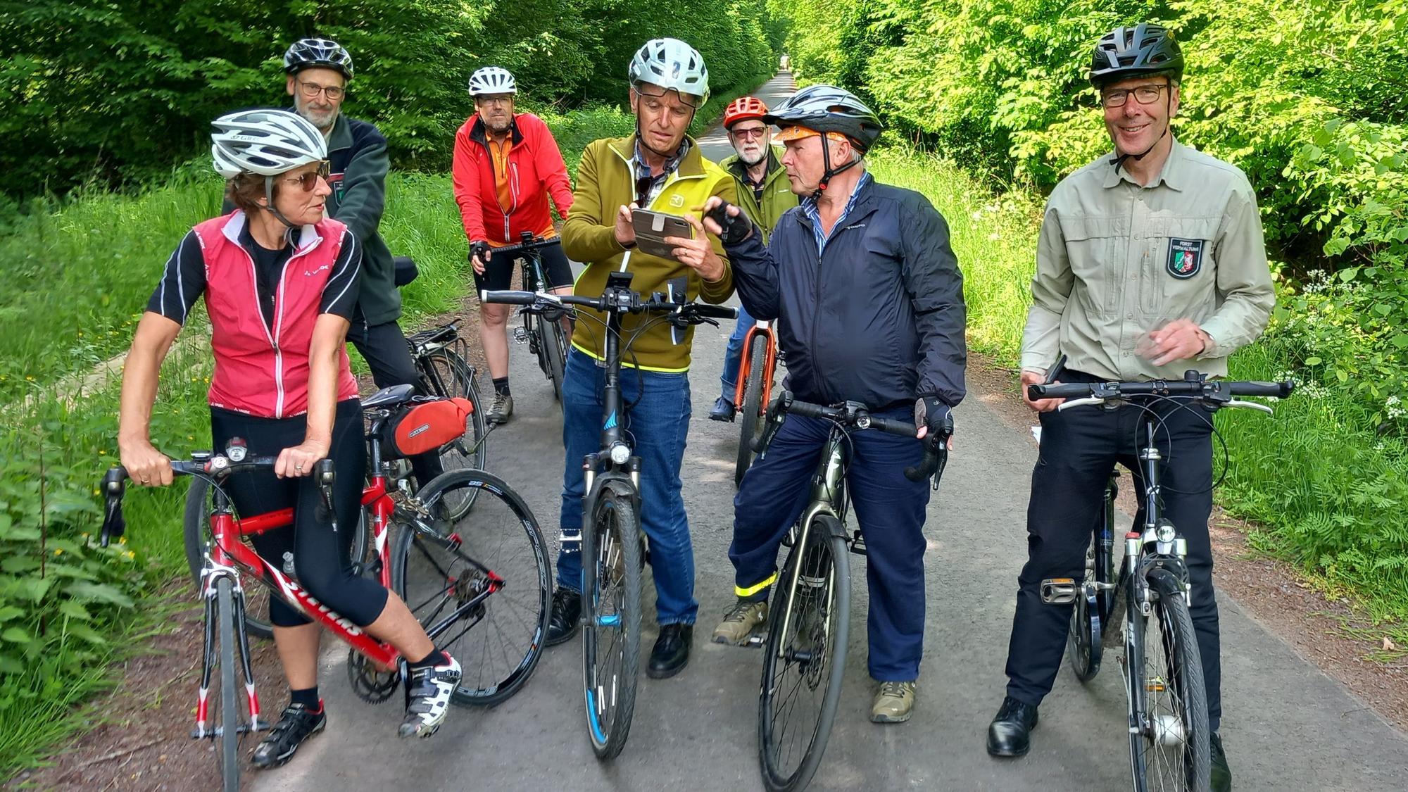 Mit Fahrrädern sind Mitglieder des ADFC-Kreisverbandes und der Forstverwaltung im Kottenforst in der Nähe des Schönwaldhauses unterwegs.